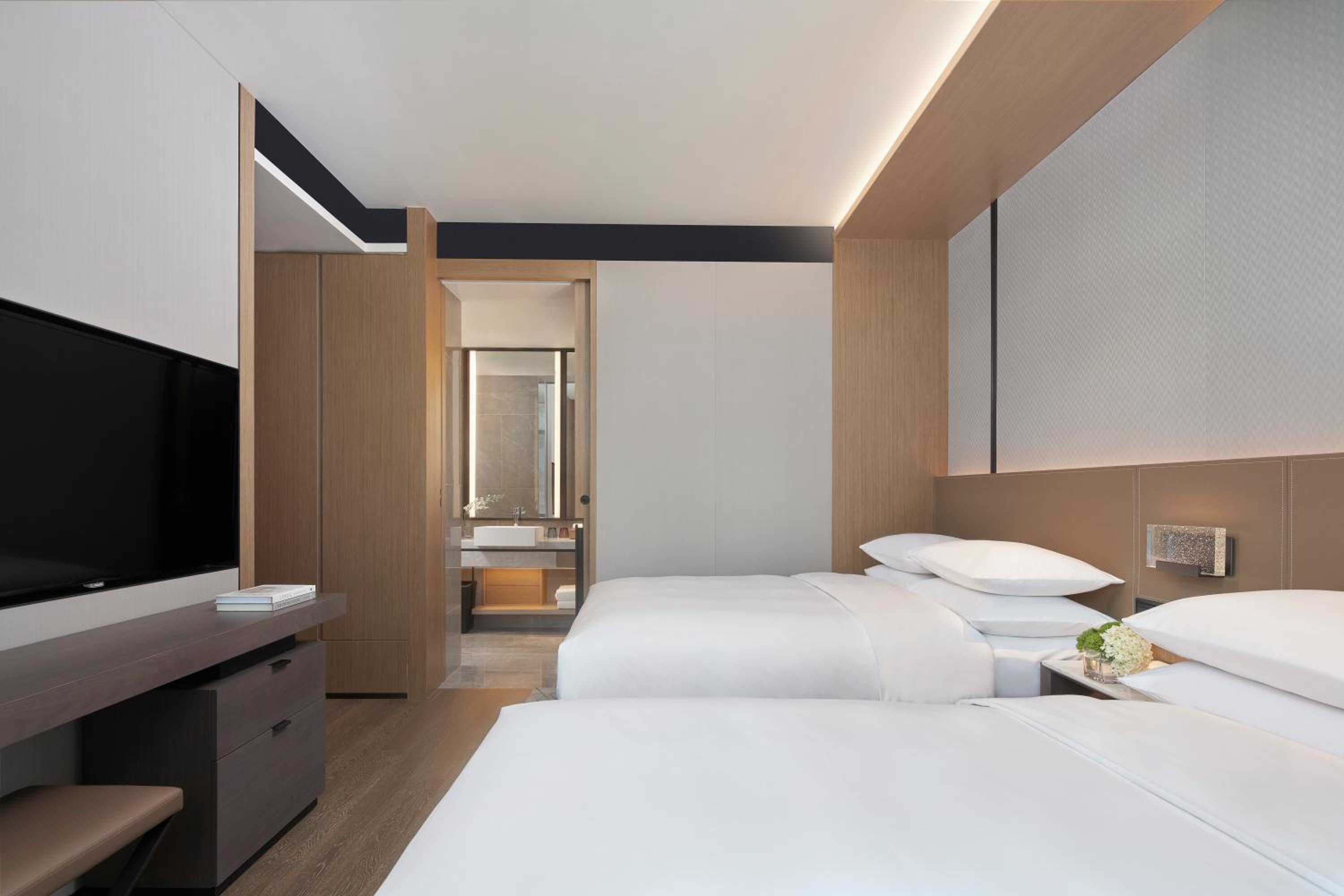2 Bedroom Suite, Bedroom 1: 1 King, Bedroom 2: 2 Double - Photo 2