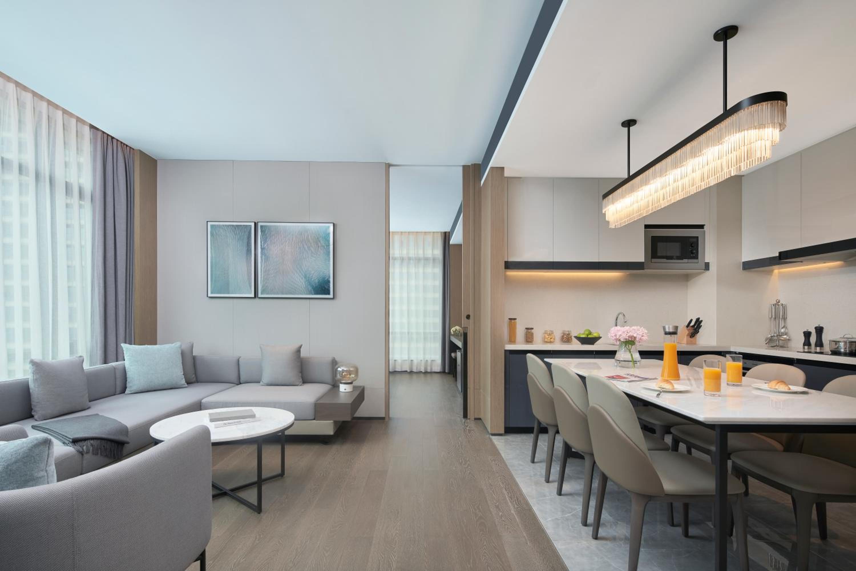 2 Bedroom Suite, Bedroom 1: 1 King, Bedroom 2: 2 Double - Photo 1