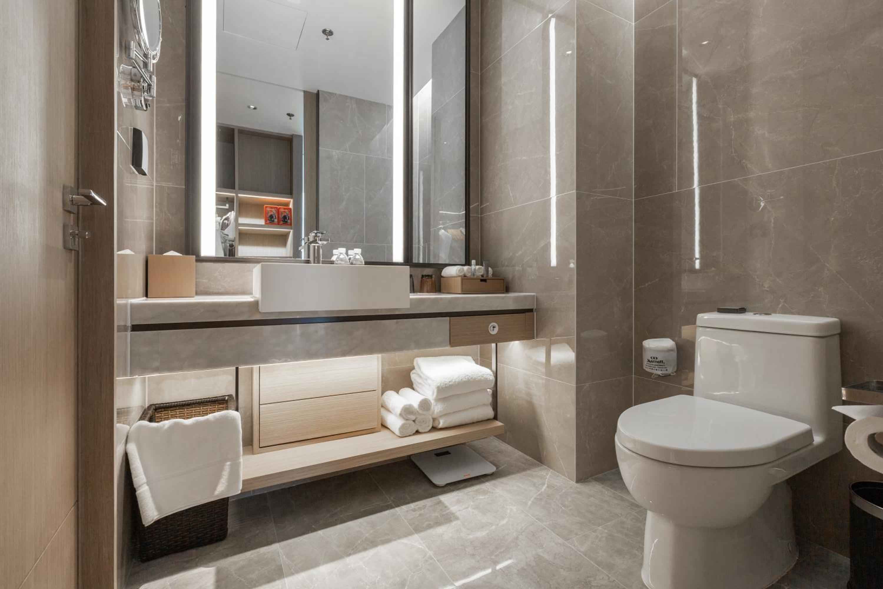 One-Bedroom King Suite - City View - Photo 4