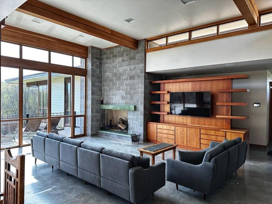 Five-Bedroom House photo 1