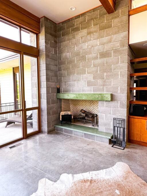 Five-Bedroom House photo 2