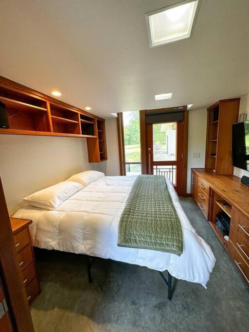Five-Bedroom House photo 3