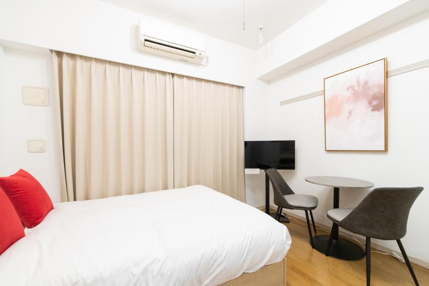 One-Bedroom Apartment photo 1