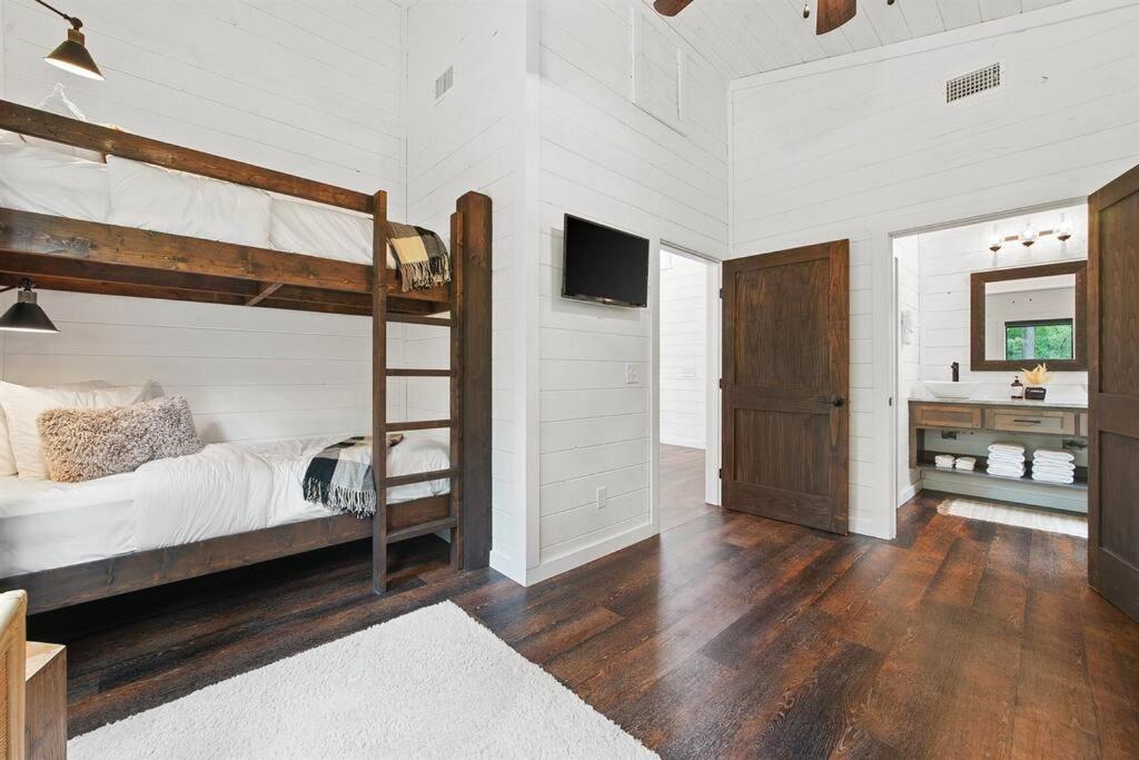 Six-Bedroom House photo 1