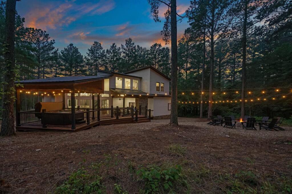 Six-Bedroom House photo 2