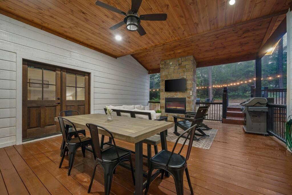 Six-Bedroom House photo 3