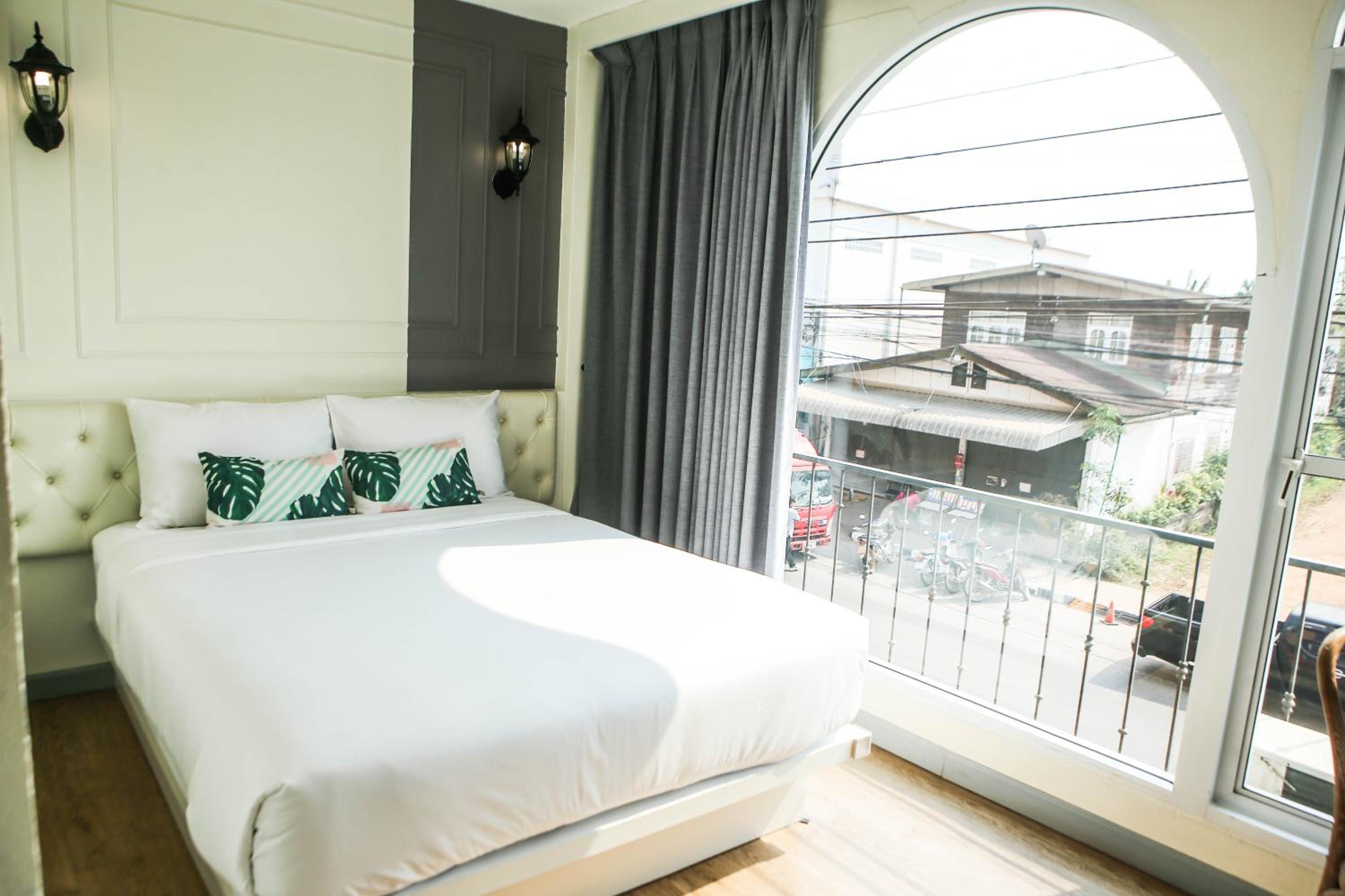 Queen Room with City View - Photo 5