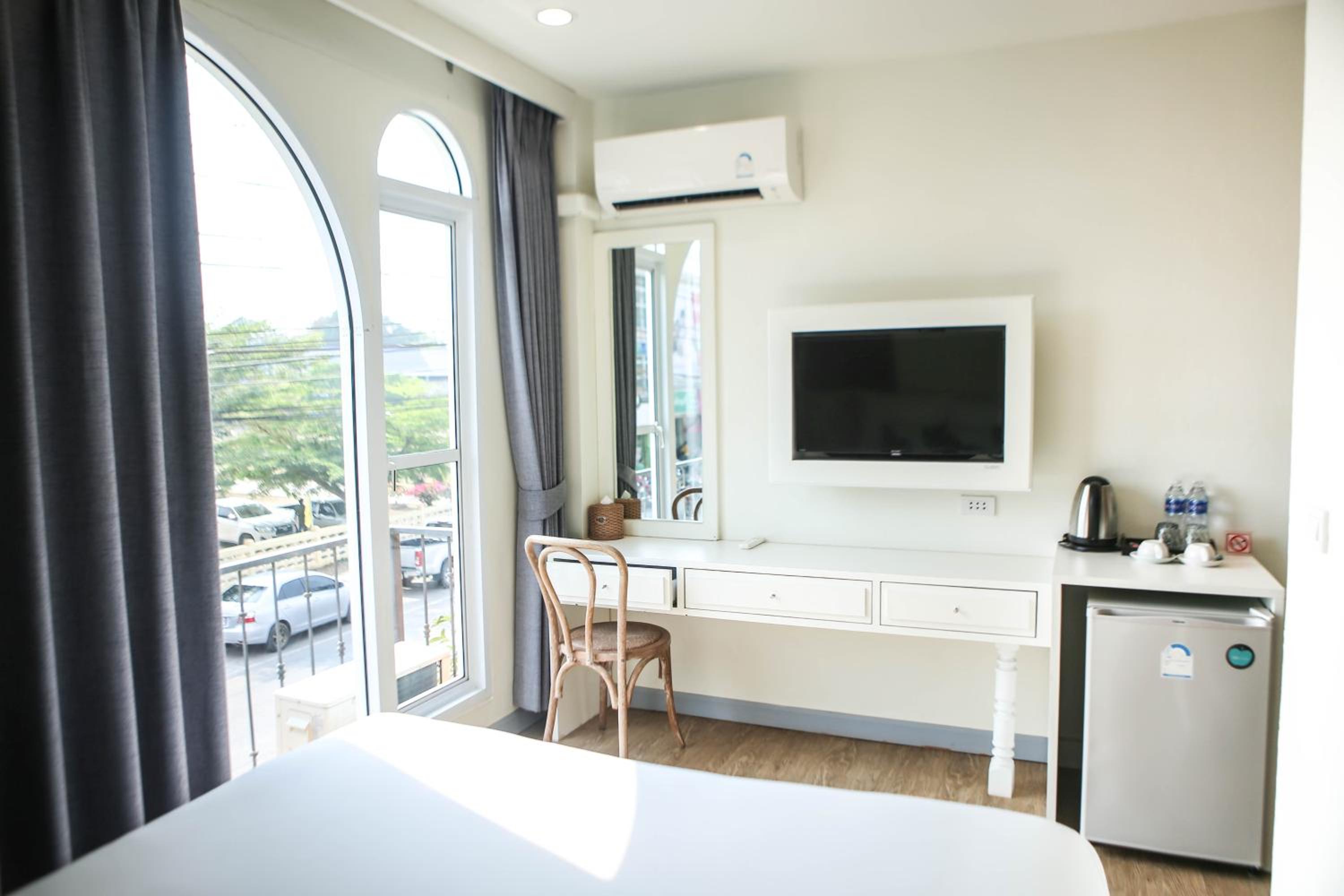 Queen Room with City View - Photo 6
