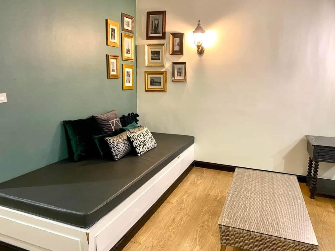 Deluxe King Room - Photo 11