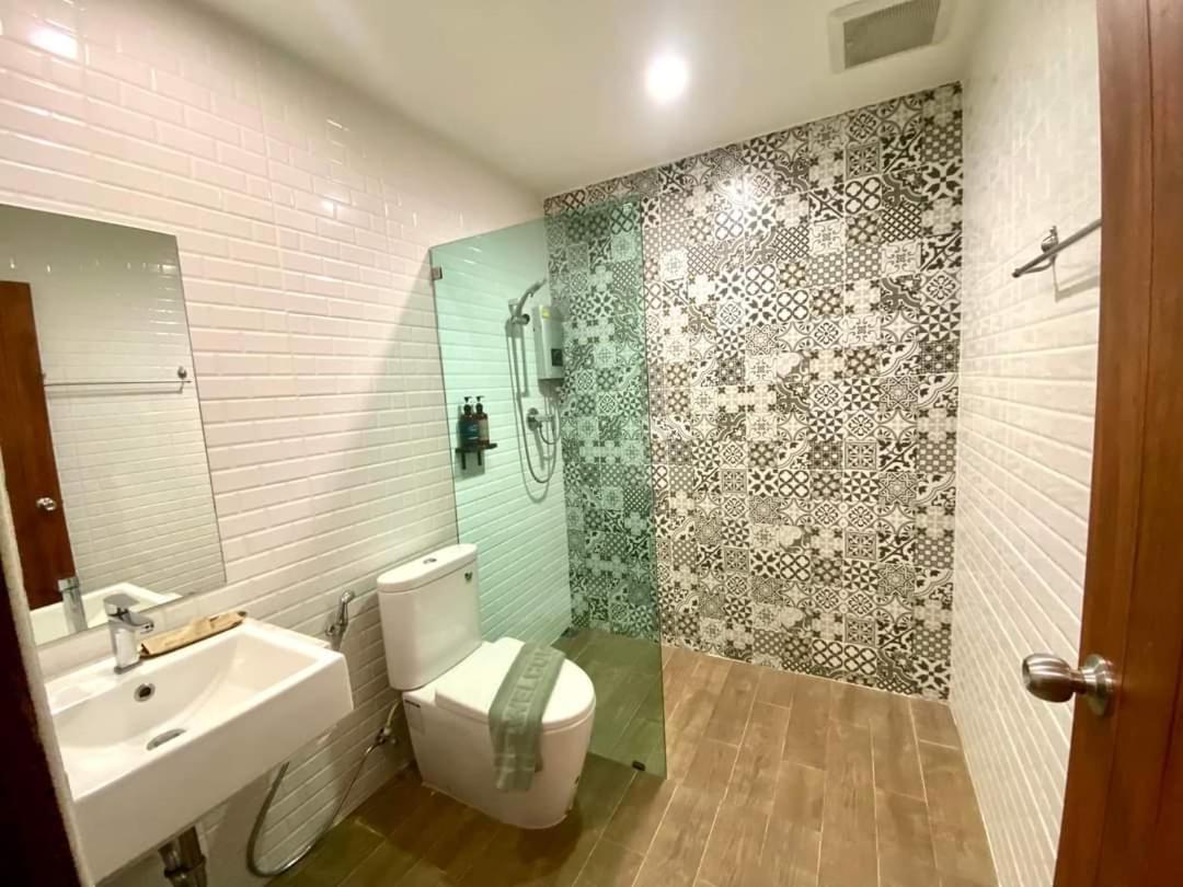 Deluxe King Room - Photo 10