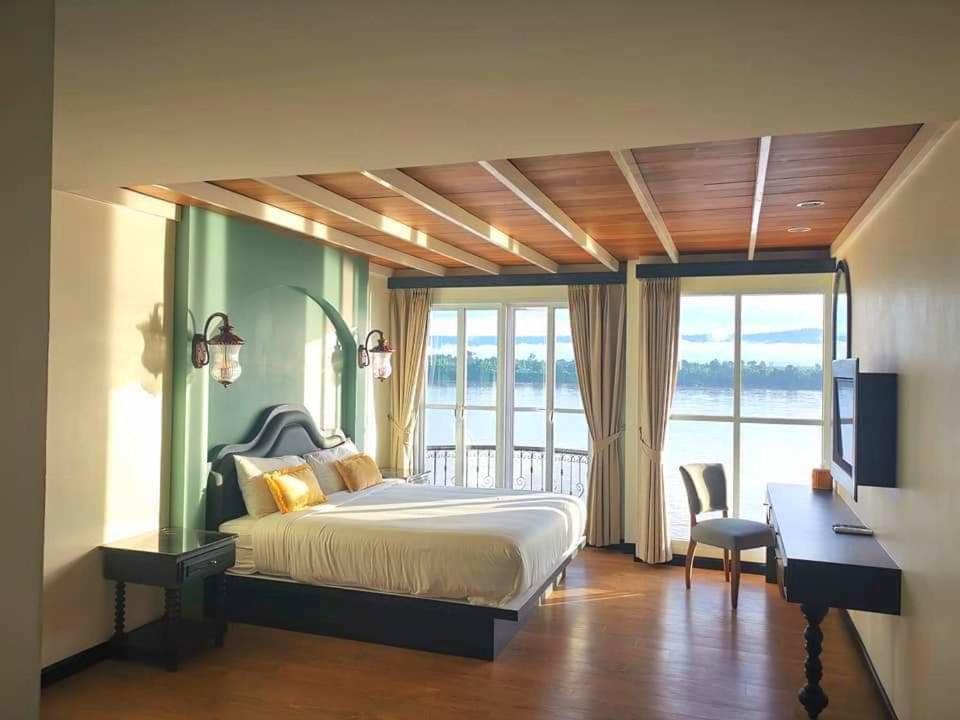 Deluxe King Room - Photo 9