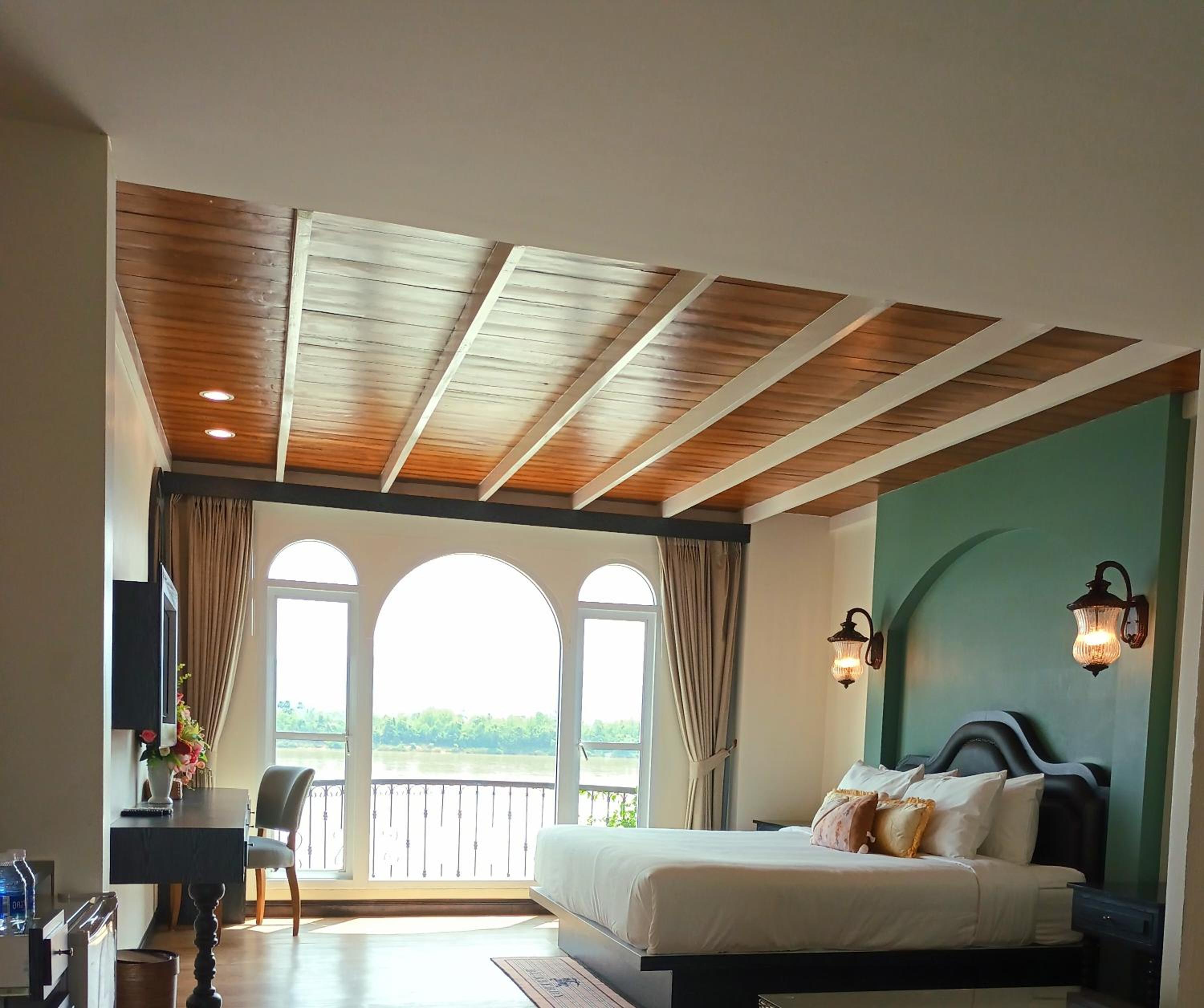 Deluxe King Room - Photo 3