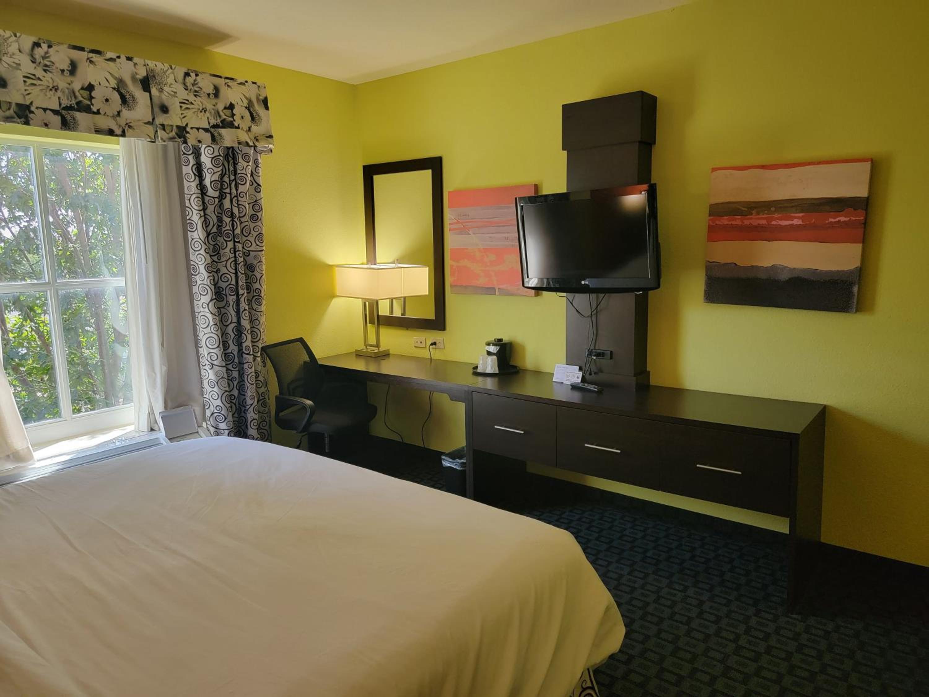 Standard King Room with Mobility Accessible Tub - Photo 11