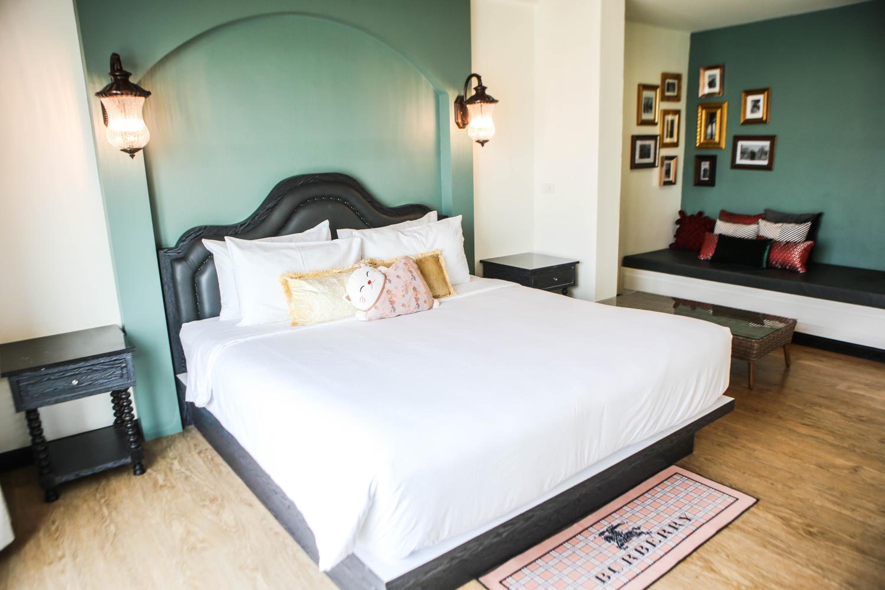 Deluxe King Room - Photo 4