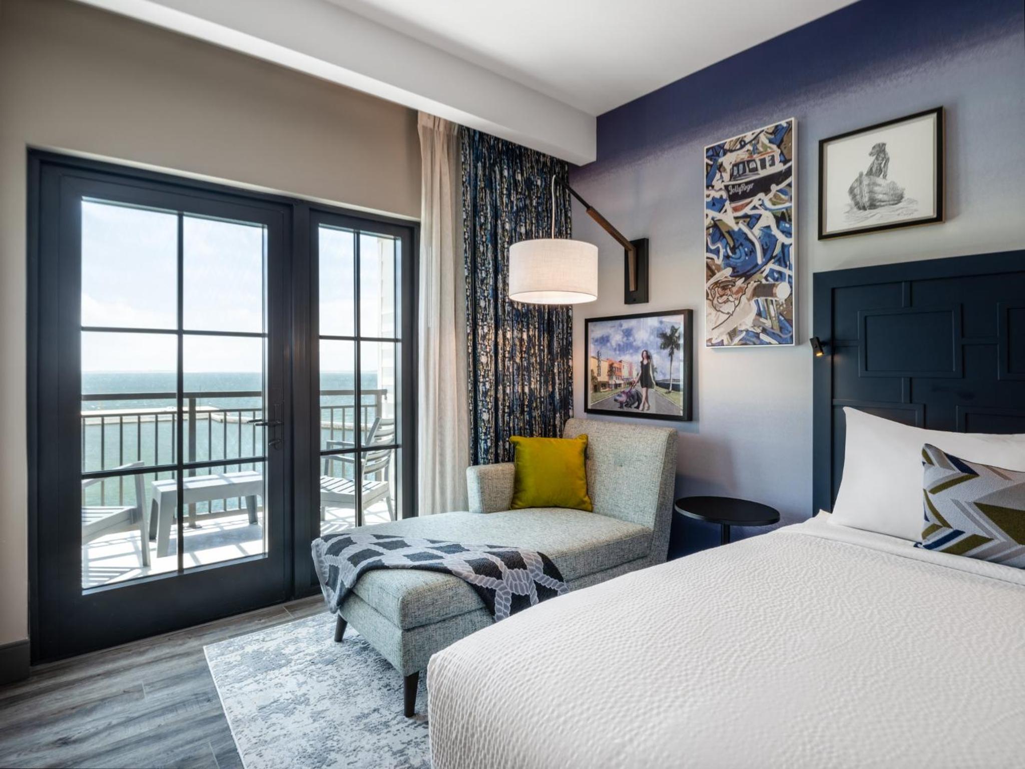Premium Two Queens Room with Balcony and Bay View photo 3