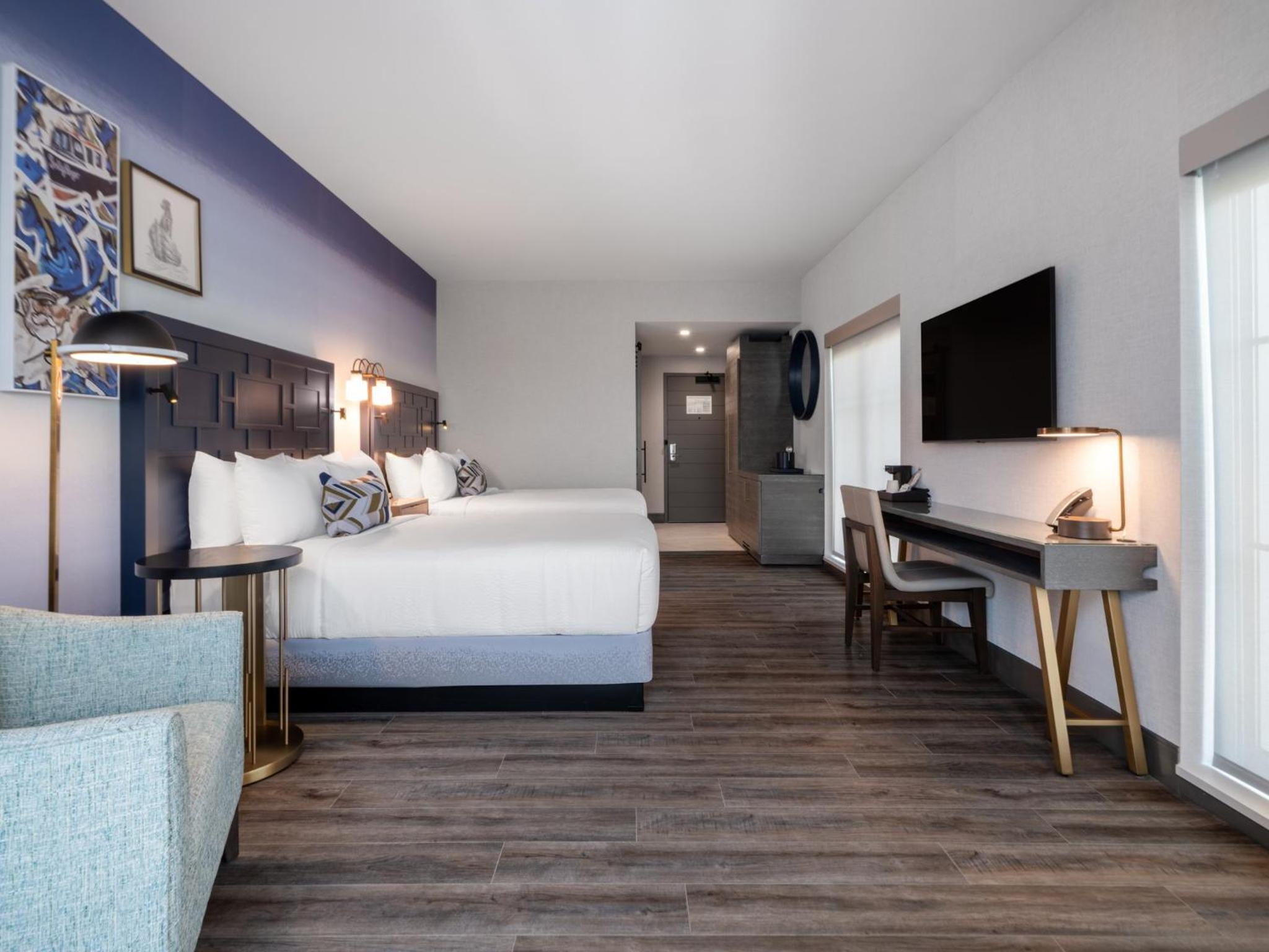 Premium Corner Queen Room