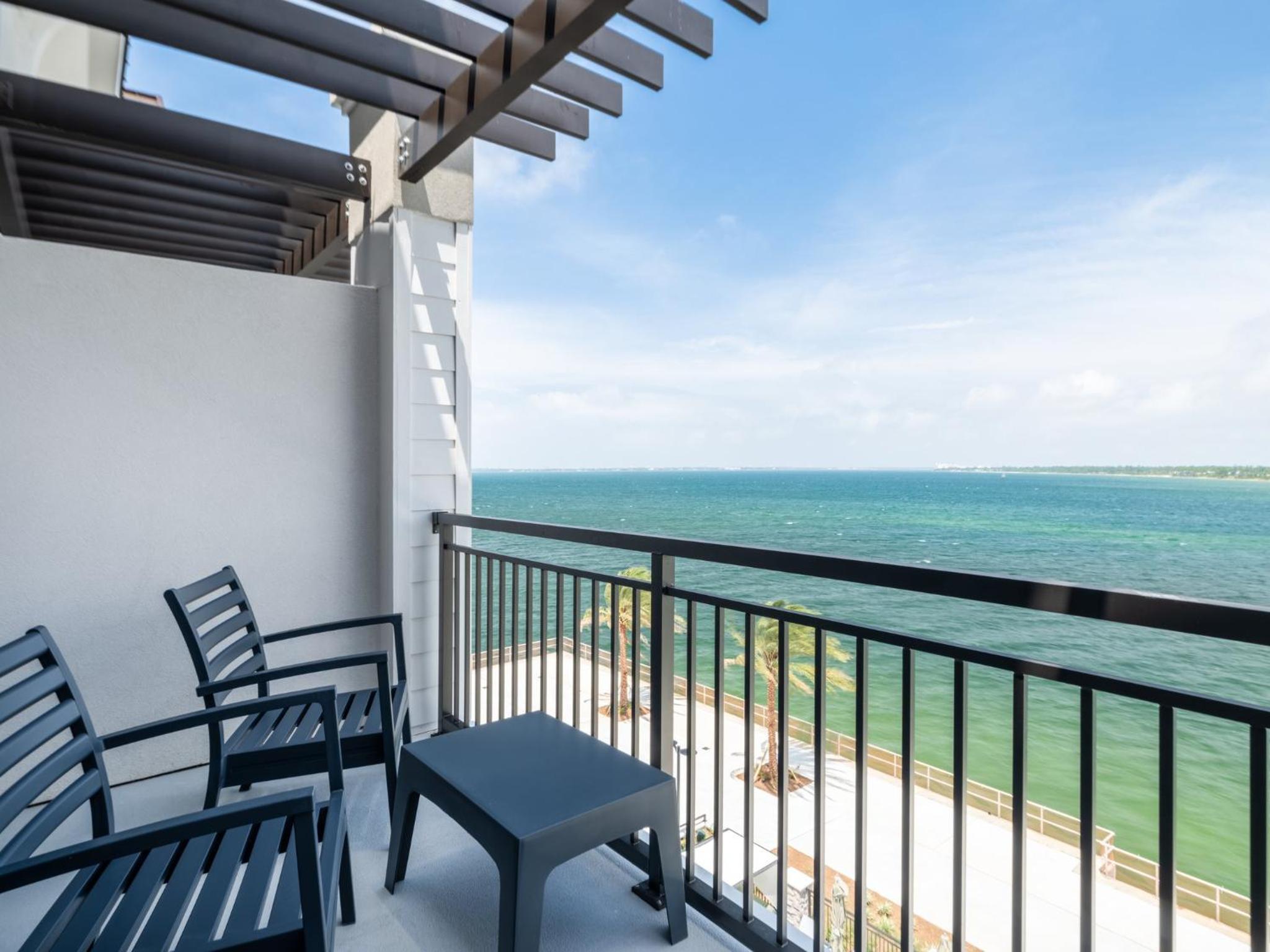Premium King Room with Balcony and Bay View - Photo 3