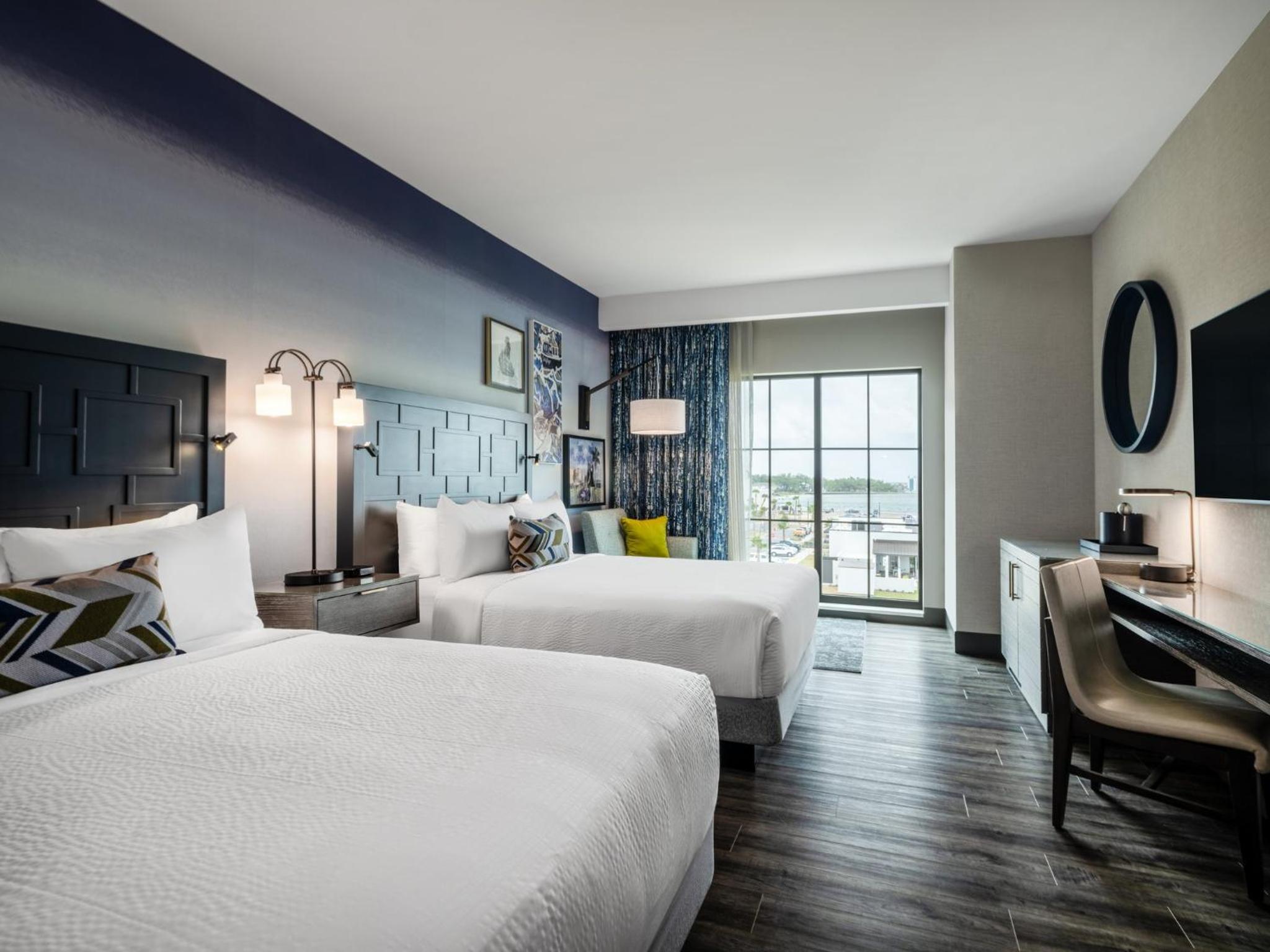 Queen Room with Two Queen Beds and Bay View  - Photo 7