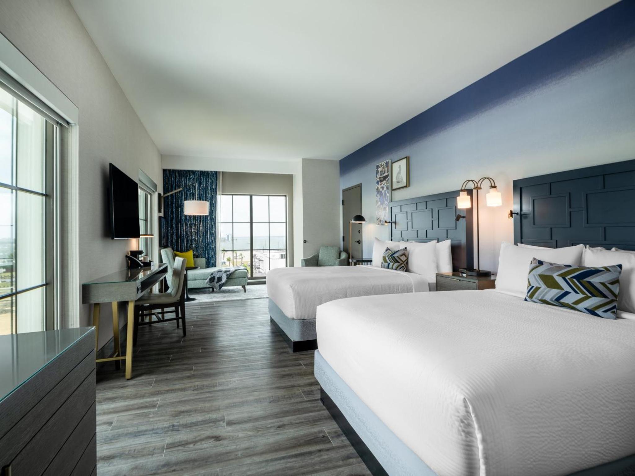 Premium Corner Two Queens Room with Bay View - Photo 6