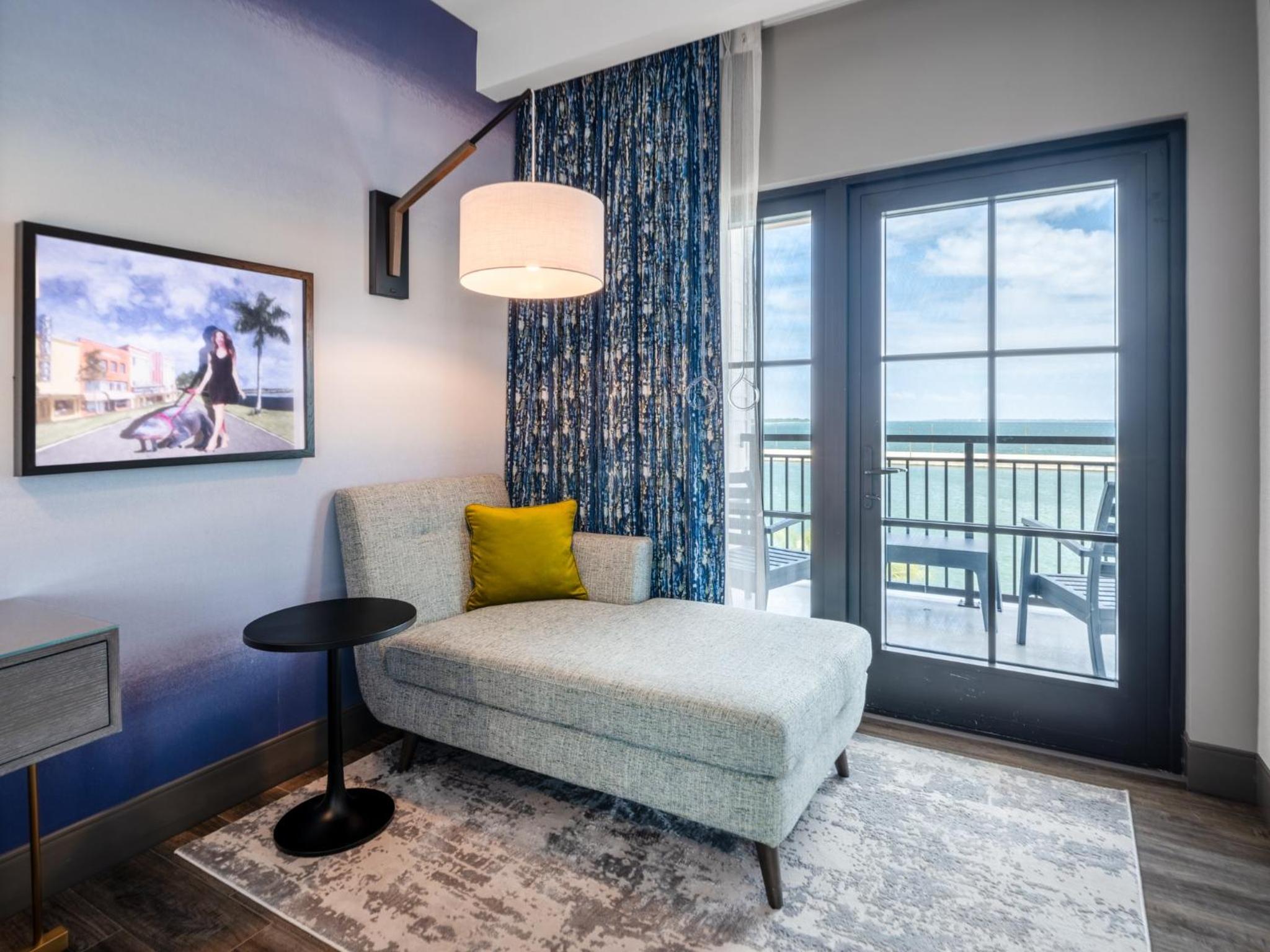 Premium King Room with Balcony and Bay View - Photo 4