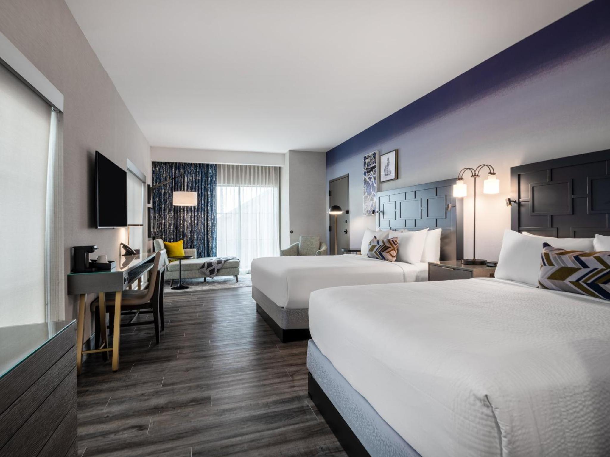 Premium Corner Two Queens Room with Bay View - Photo 4