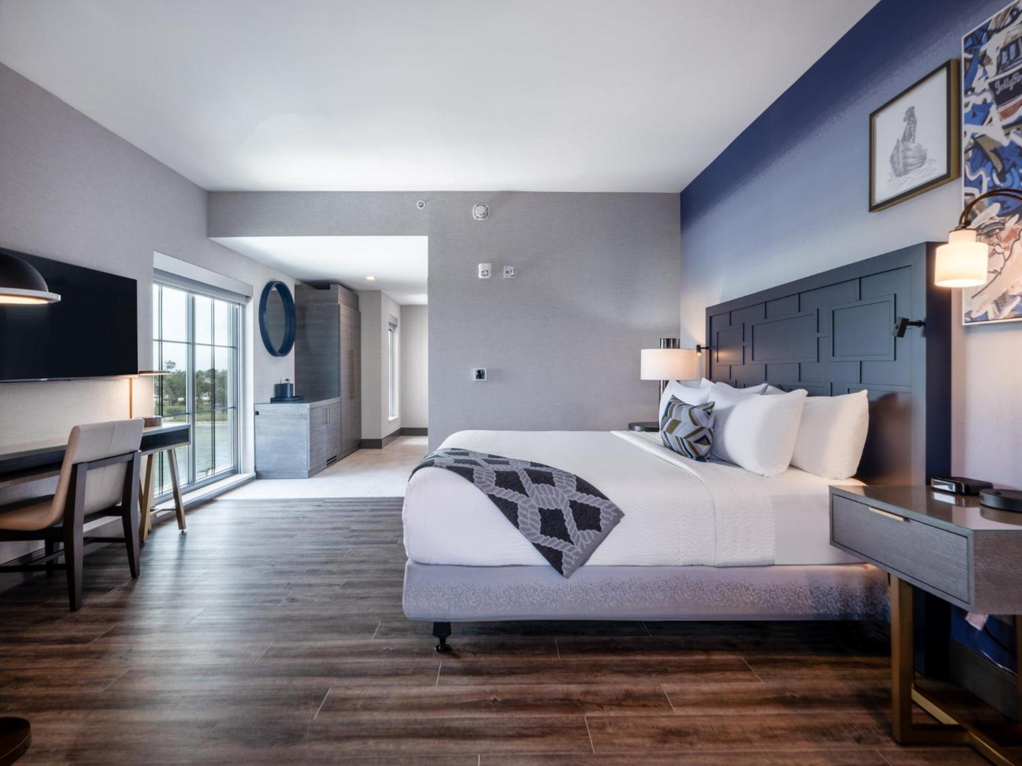 Premium King Room with Communications and Mobility Accessible - Photo 3