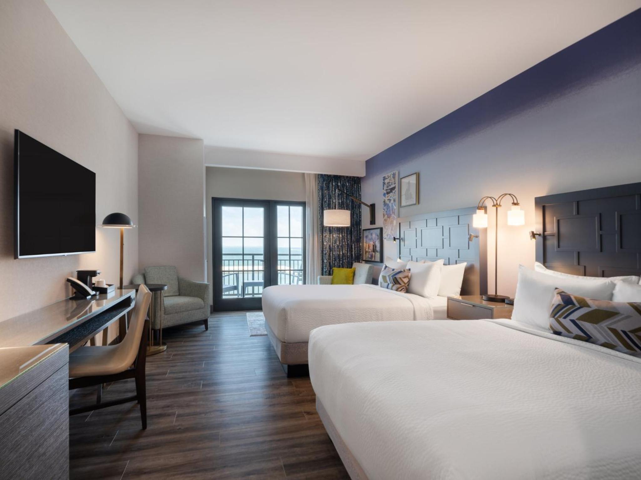 Premium Two Queens Room with Balcony and Bay View photo 1
