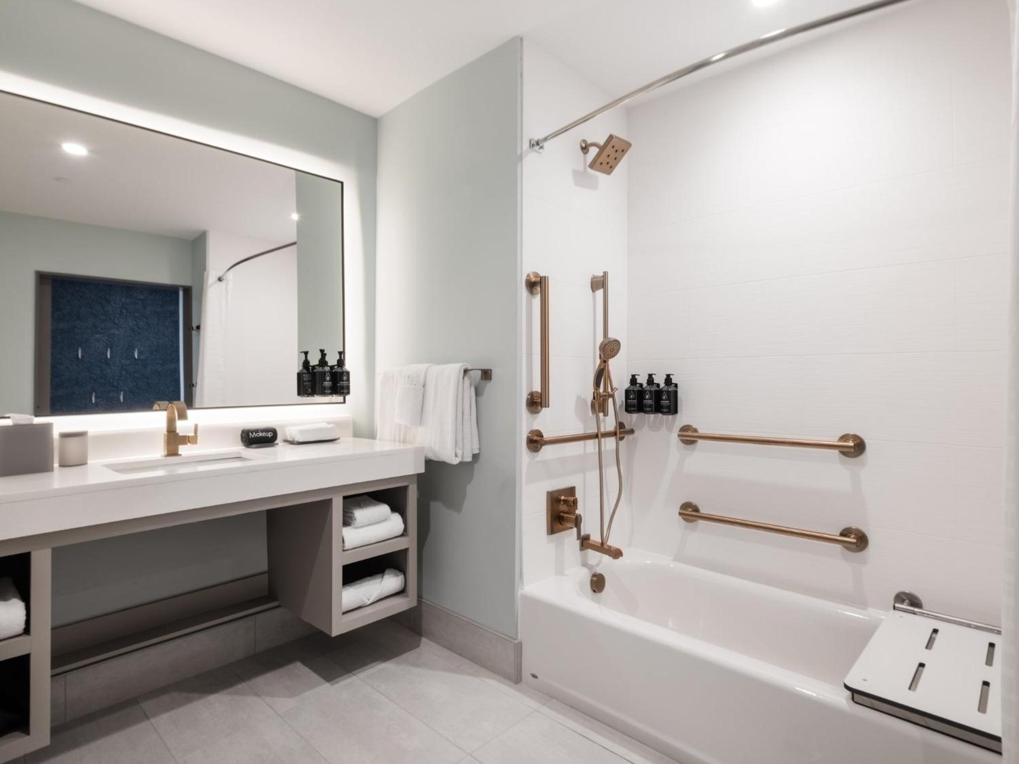 Queen Room with Two Queen Beds and Bay View - Mobility Accessible Tub - Photo 2