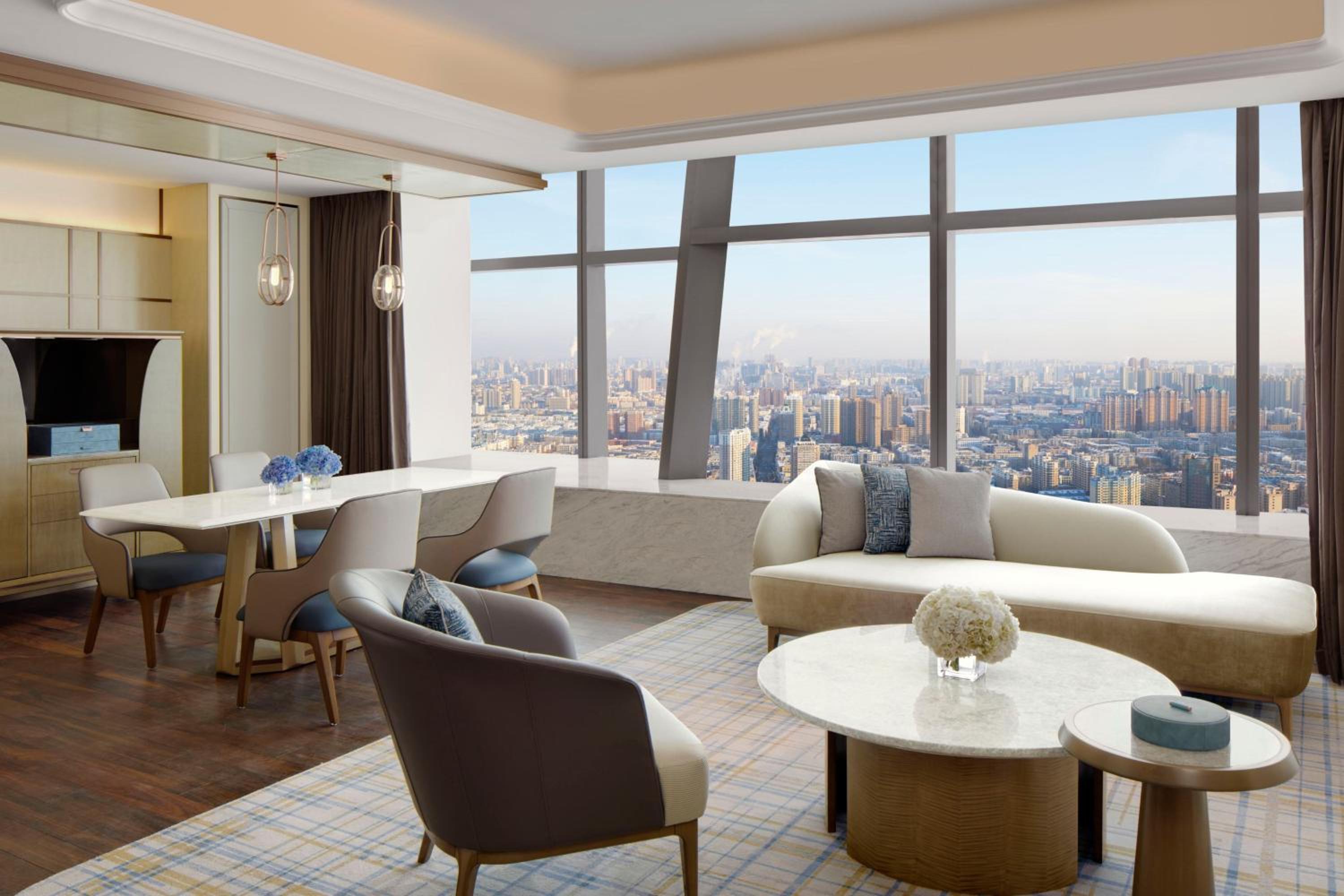 Executive King Suite with City View - Club Lounge Access - Photo 2