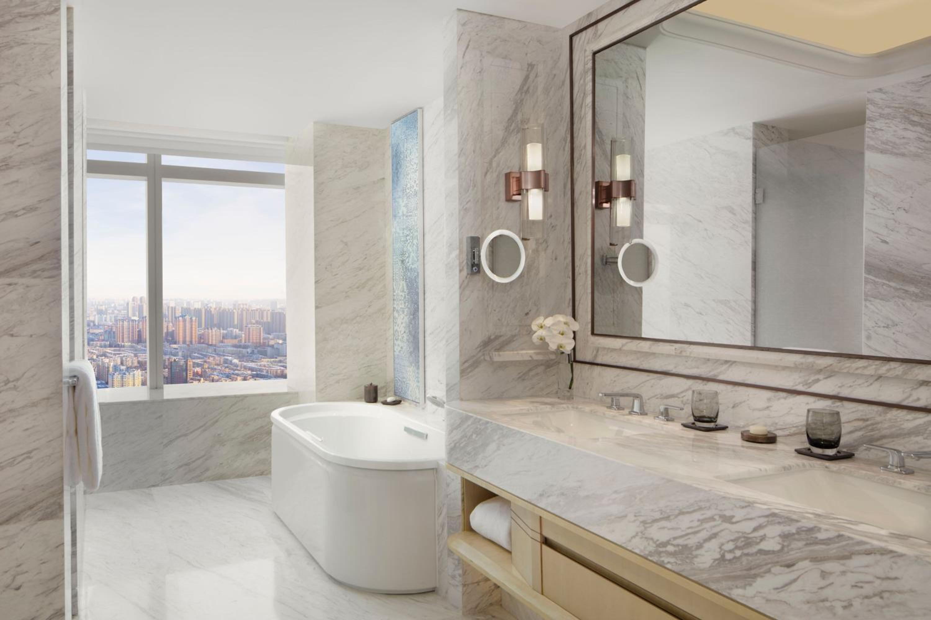 Executive King Suite with City View - Club Lounge Access - Photo 4