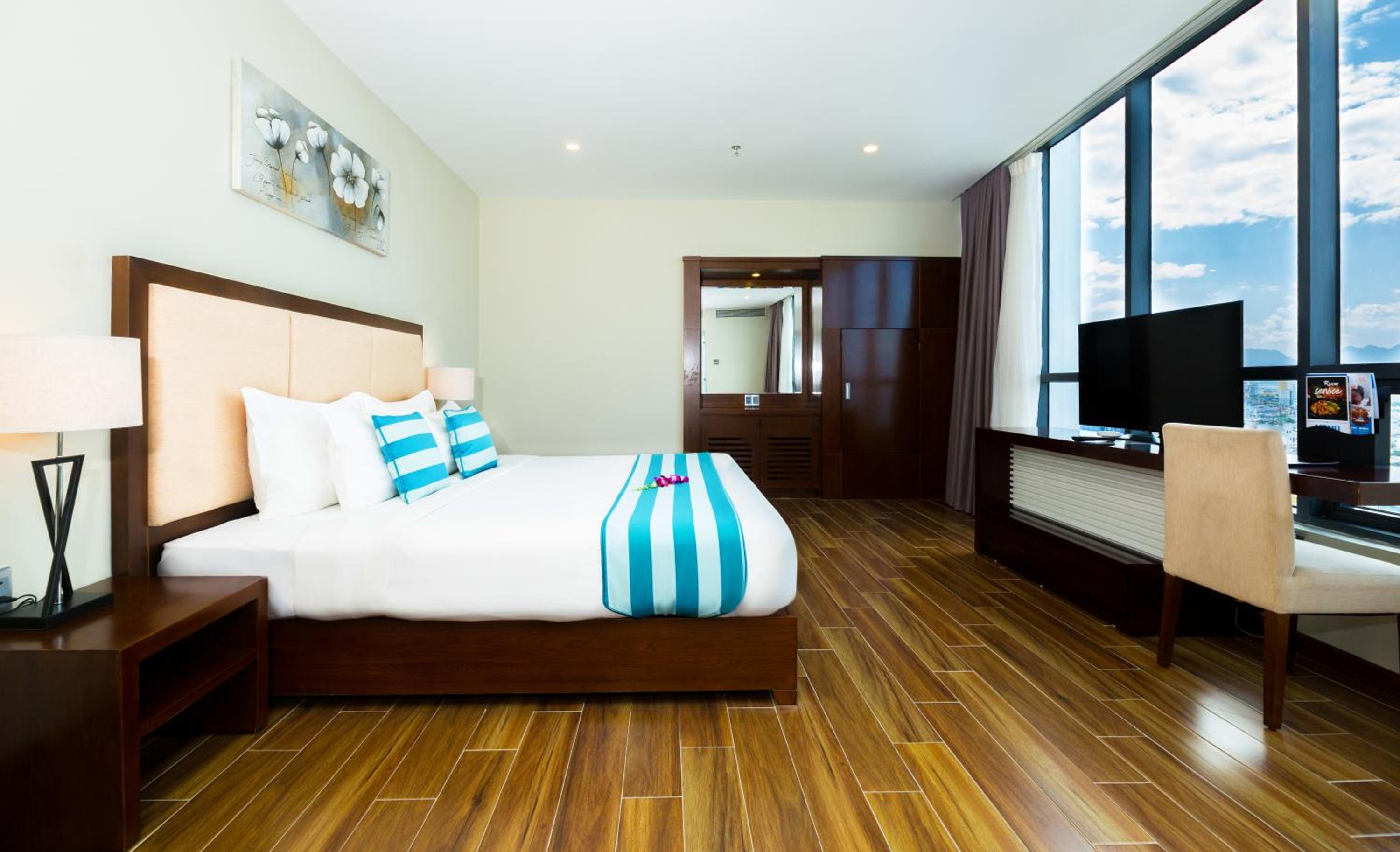 Junior Suite with Sea View - One Bedroom photo 2