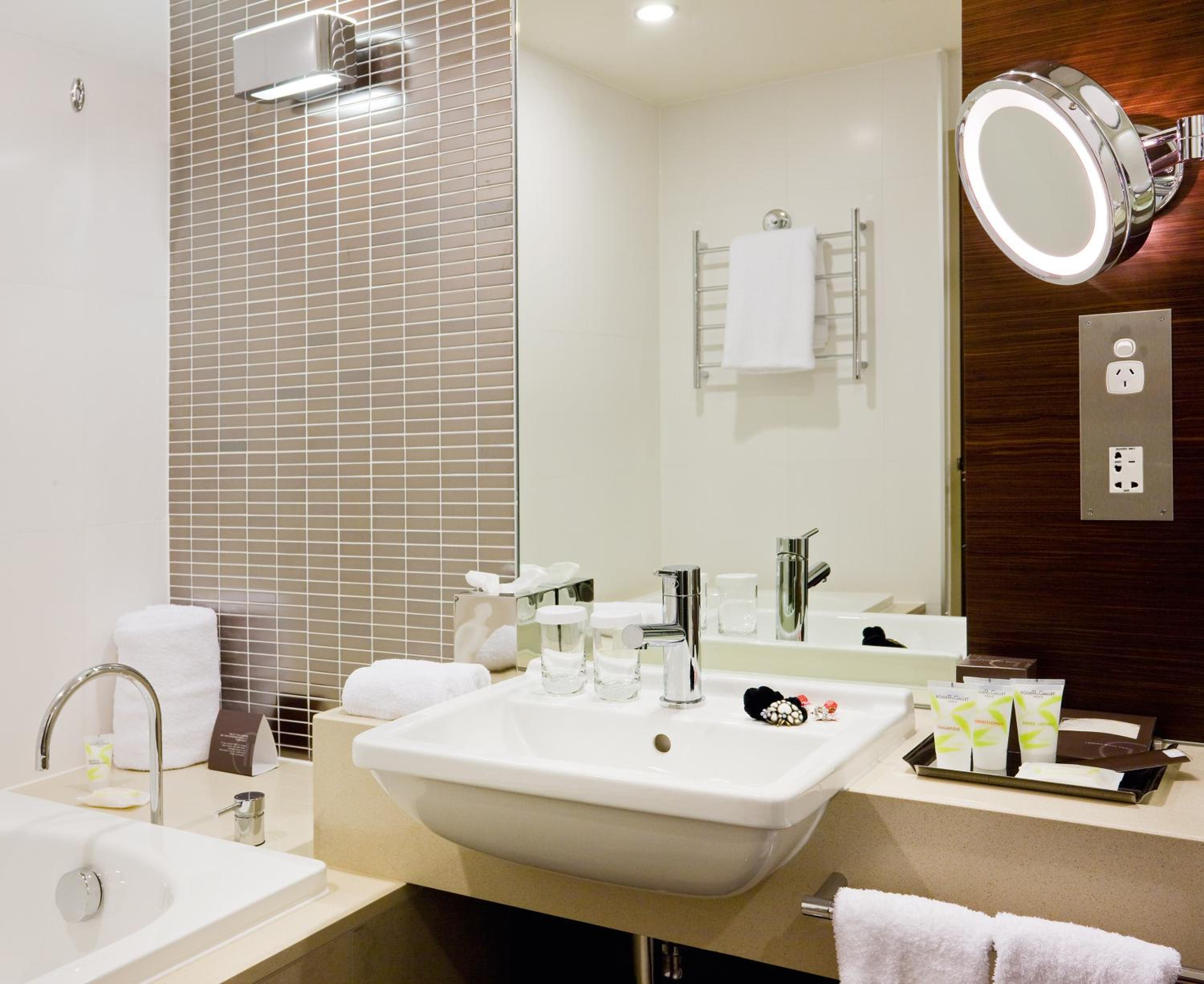 Deluxe King Room - Photo 4