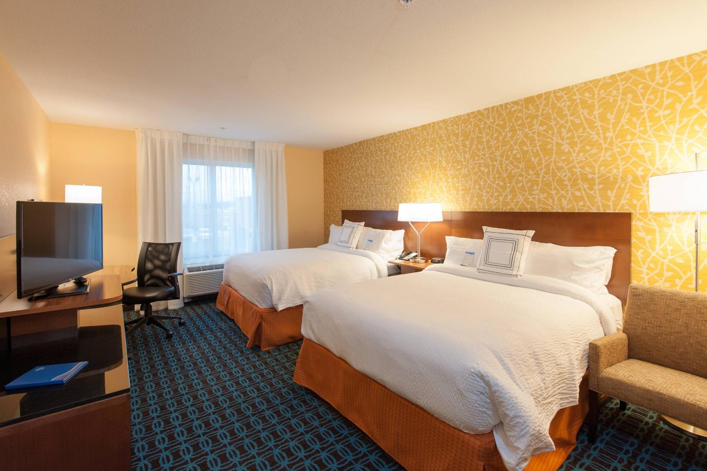 Queen Room with Two Queen Beds photo 3