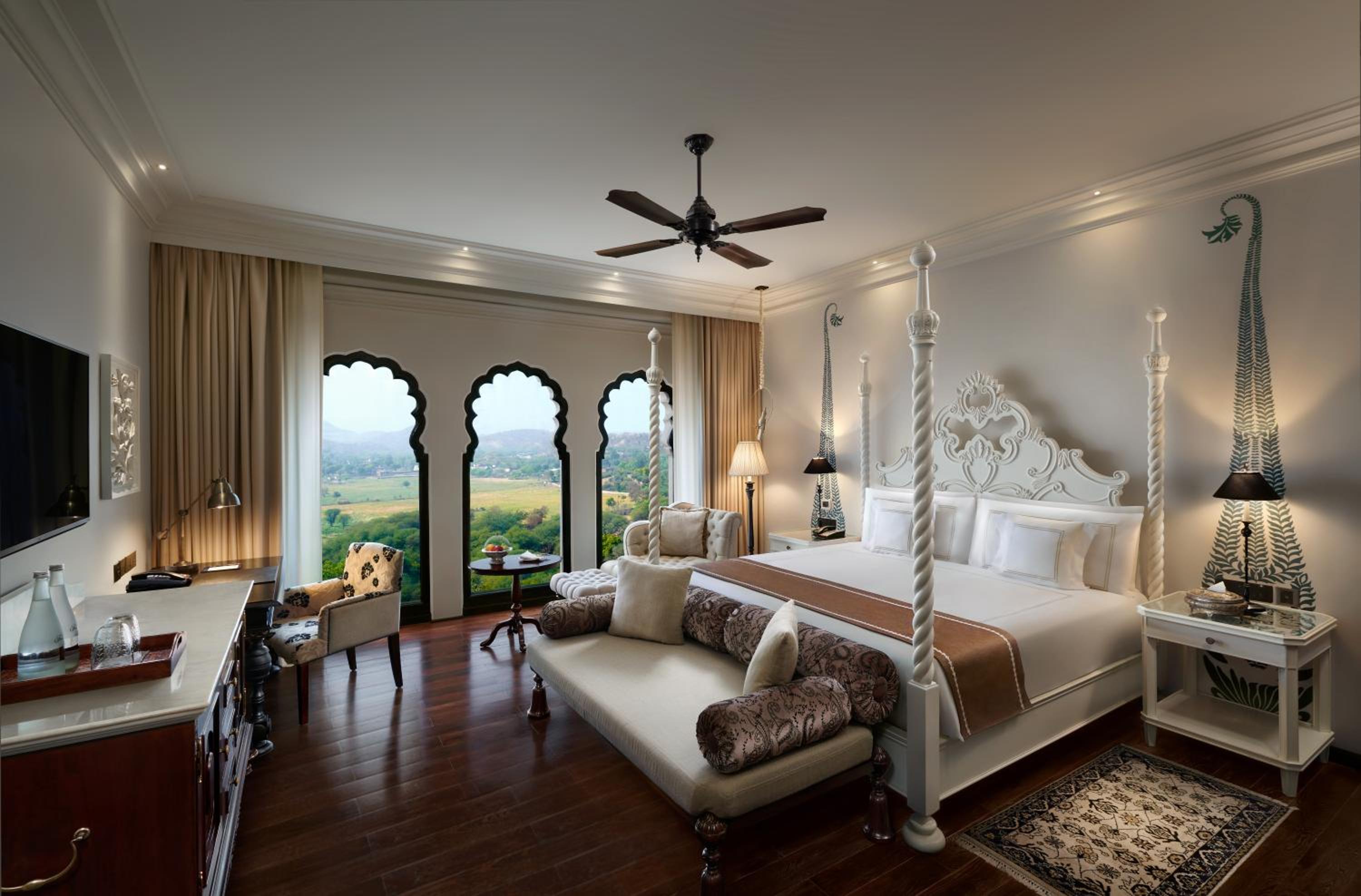 Fairmont King Room (Non Smoking): 2complimentary craft beers or signature cocktail at Anjum per room per stay, Happy Hours (Buy 1 Get 1) at Anjum Bar on Select beverages,20% off on Food & Soft Beverage and Laundry, Set dinner for couple at Zarin@INR 5000+ - Photo 2