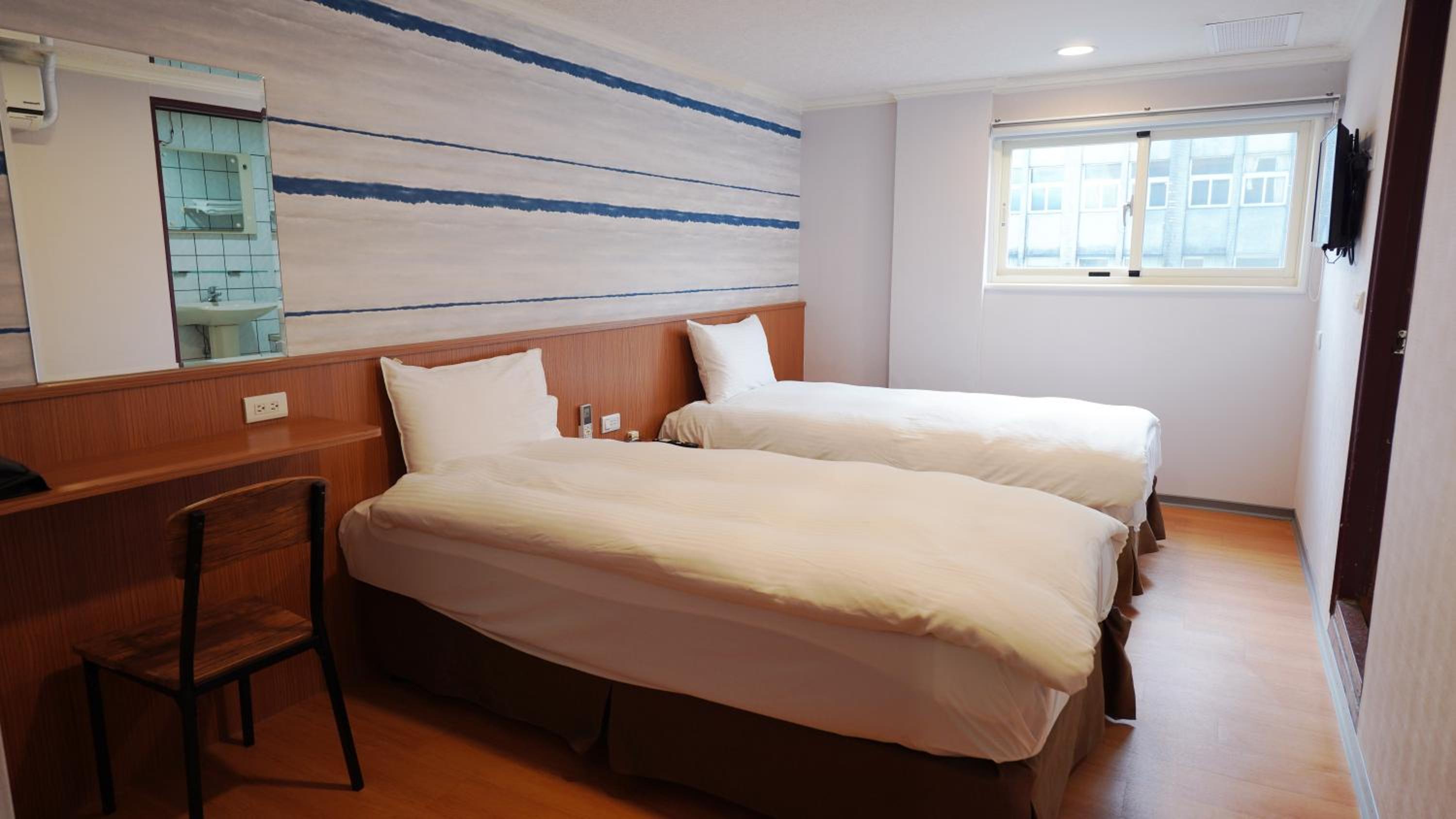 Economy Twin Room photo 3