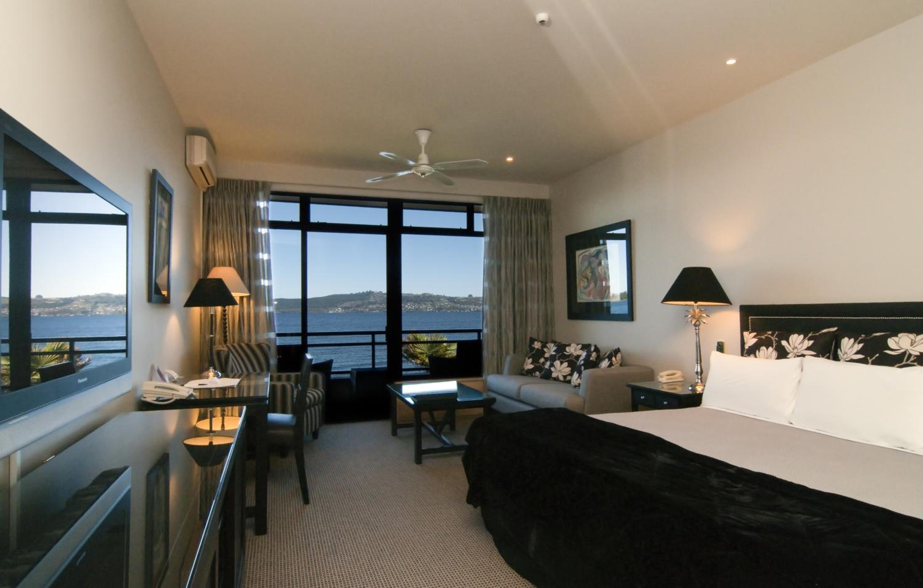 Junior King Suite photo 3