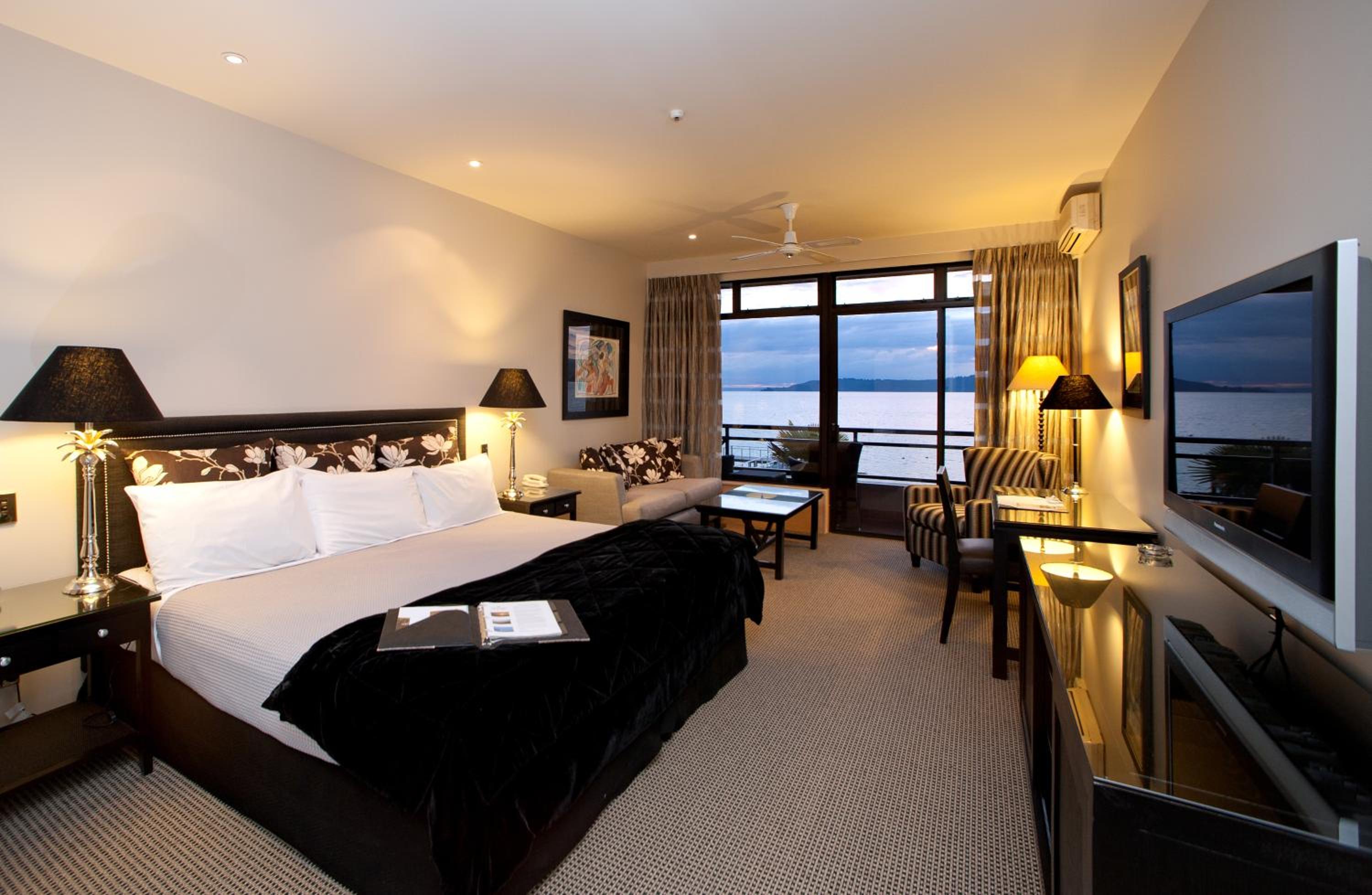 Junior King Suite photo 1
