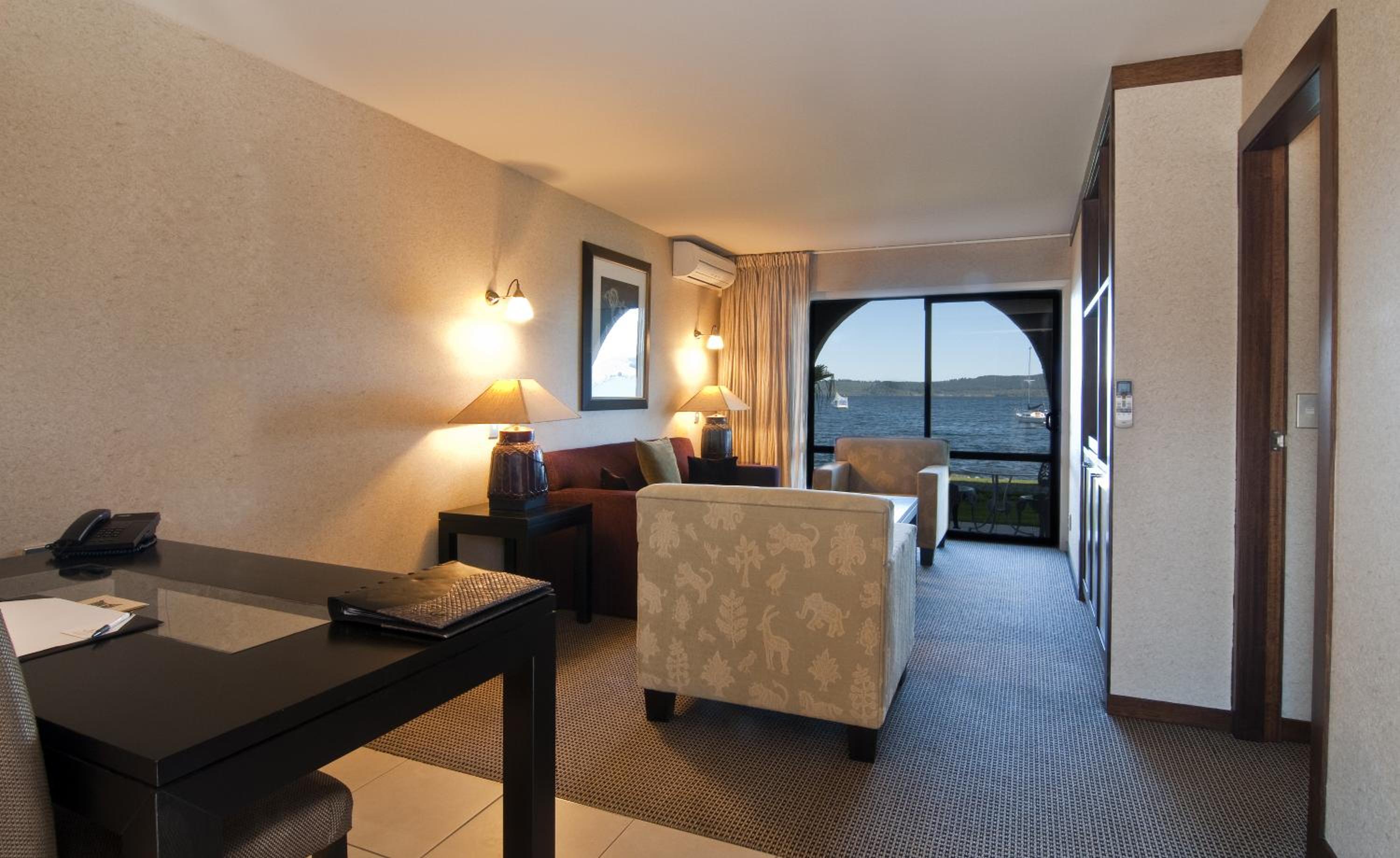 Junior Queen Suite photo 2