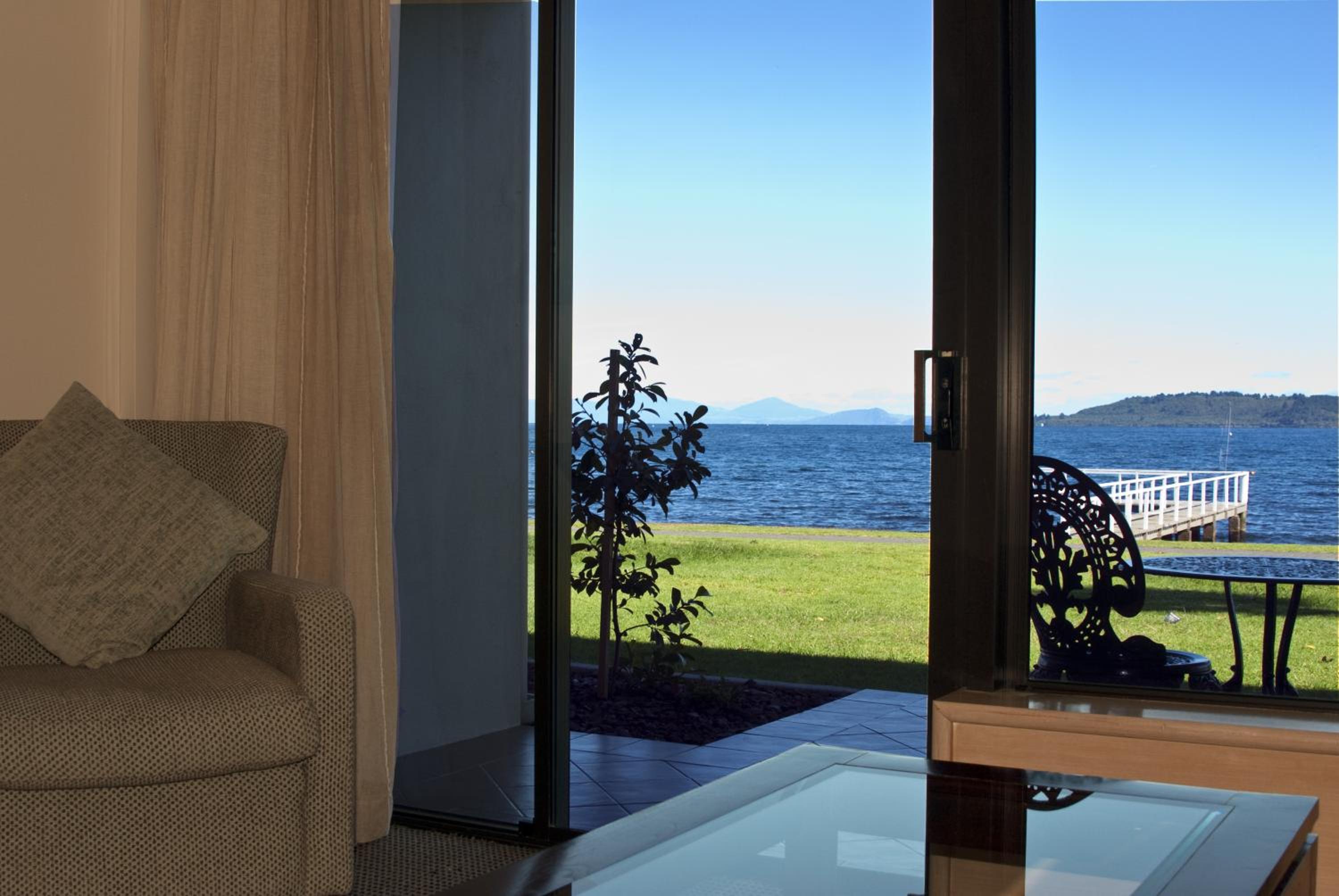 Superior Twin Room with Lake View photo 3
