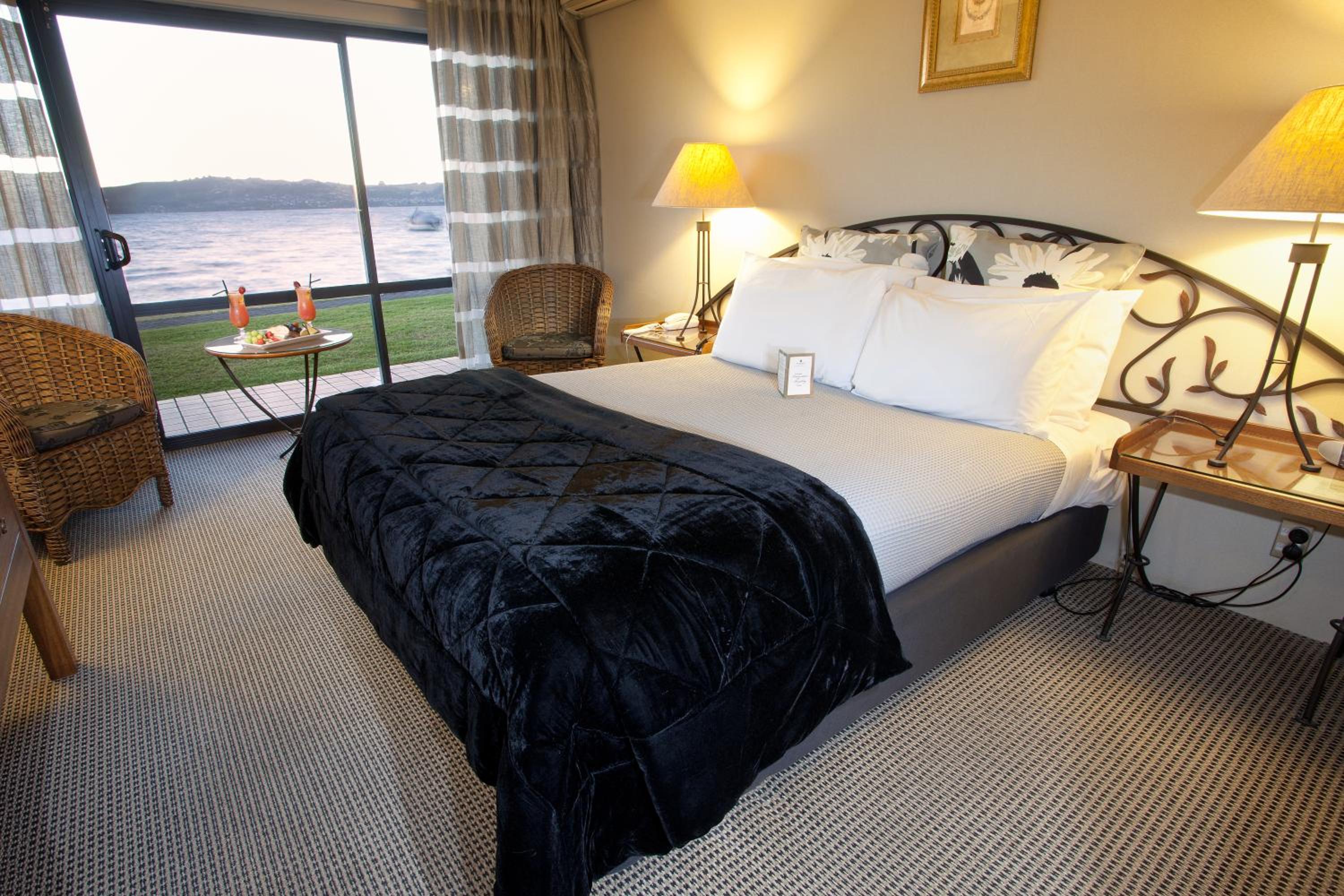 Standard Queen Room with Lake View photo 1
