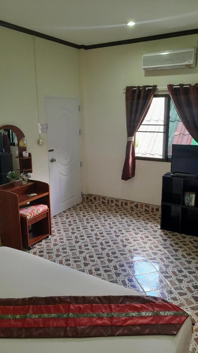 Queen Room photo 2