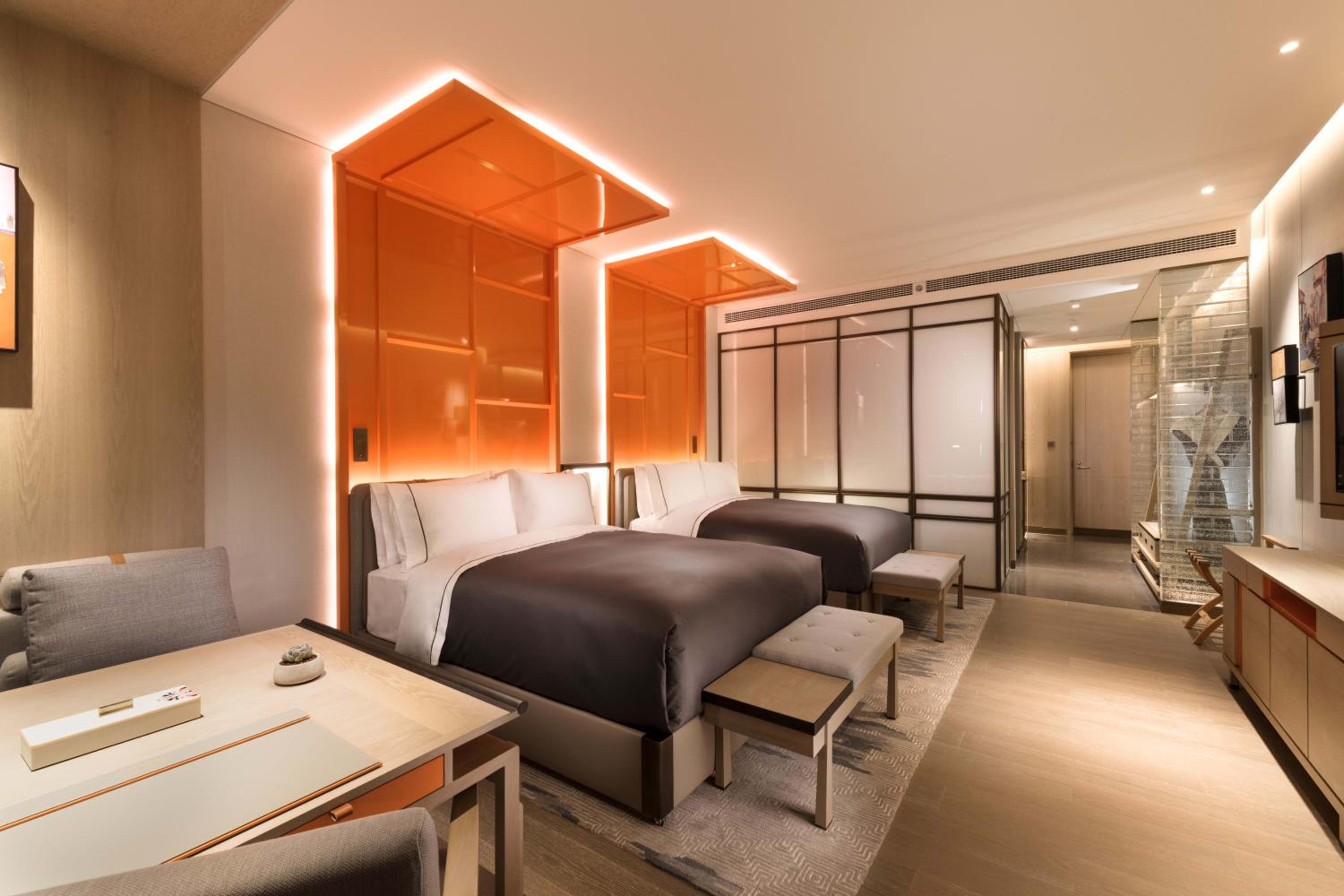 Queen Room with Two Queen Beds and Skyline View - Photo 8