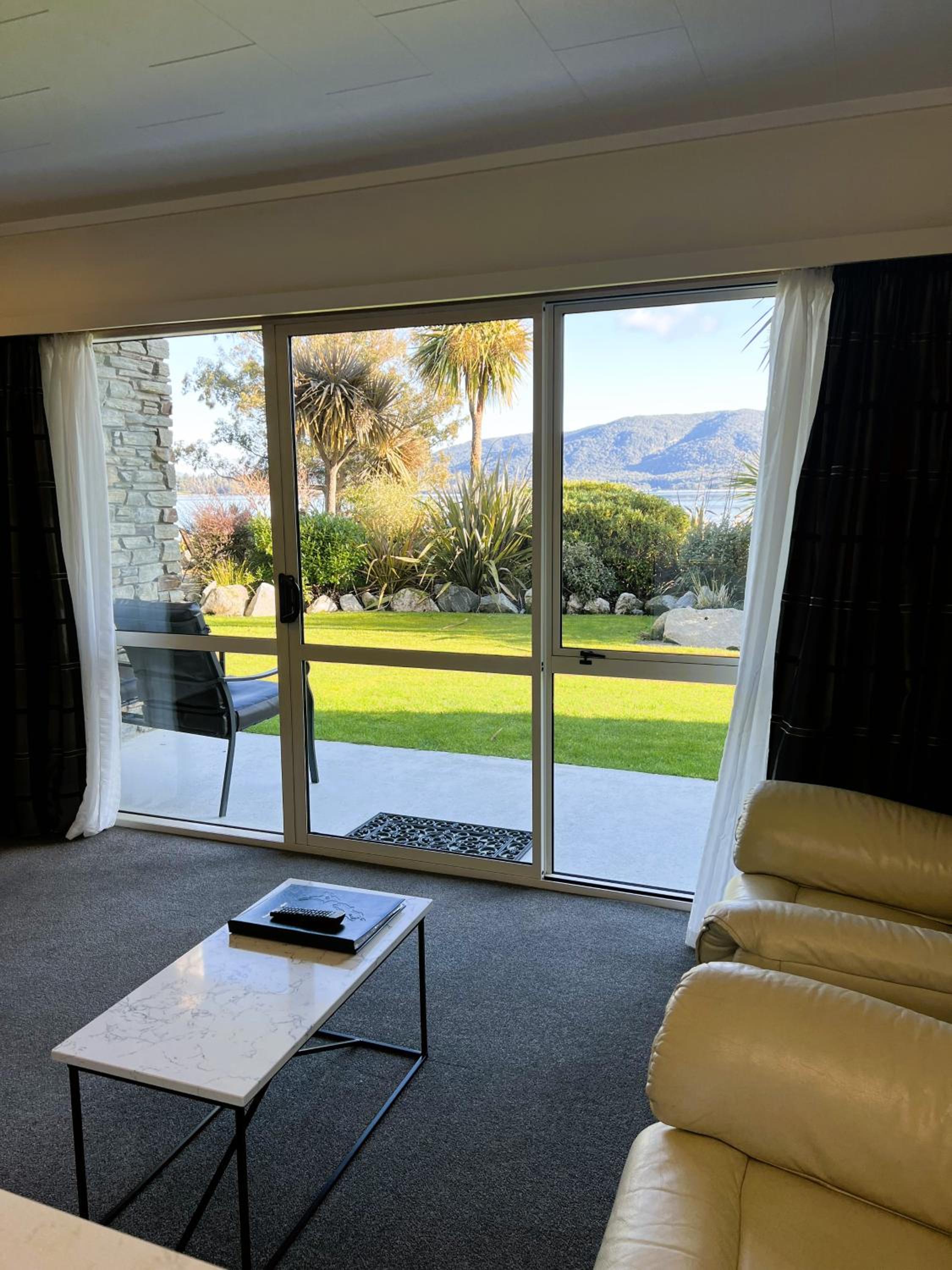 Queen One-Bedroom Apartment - Downstairs Lake & Garden View