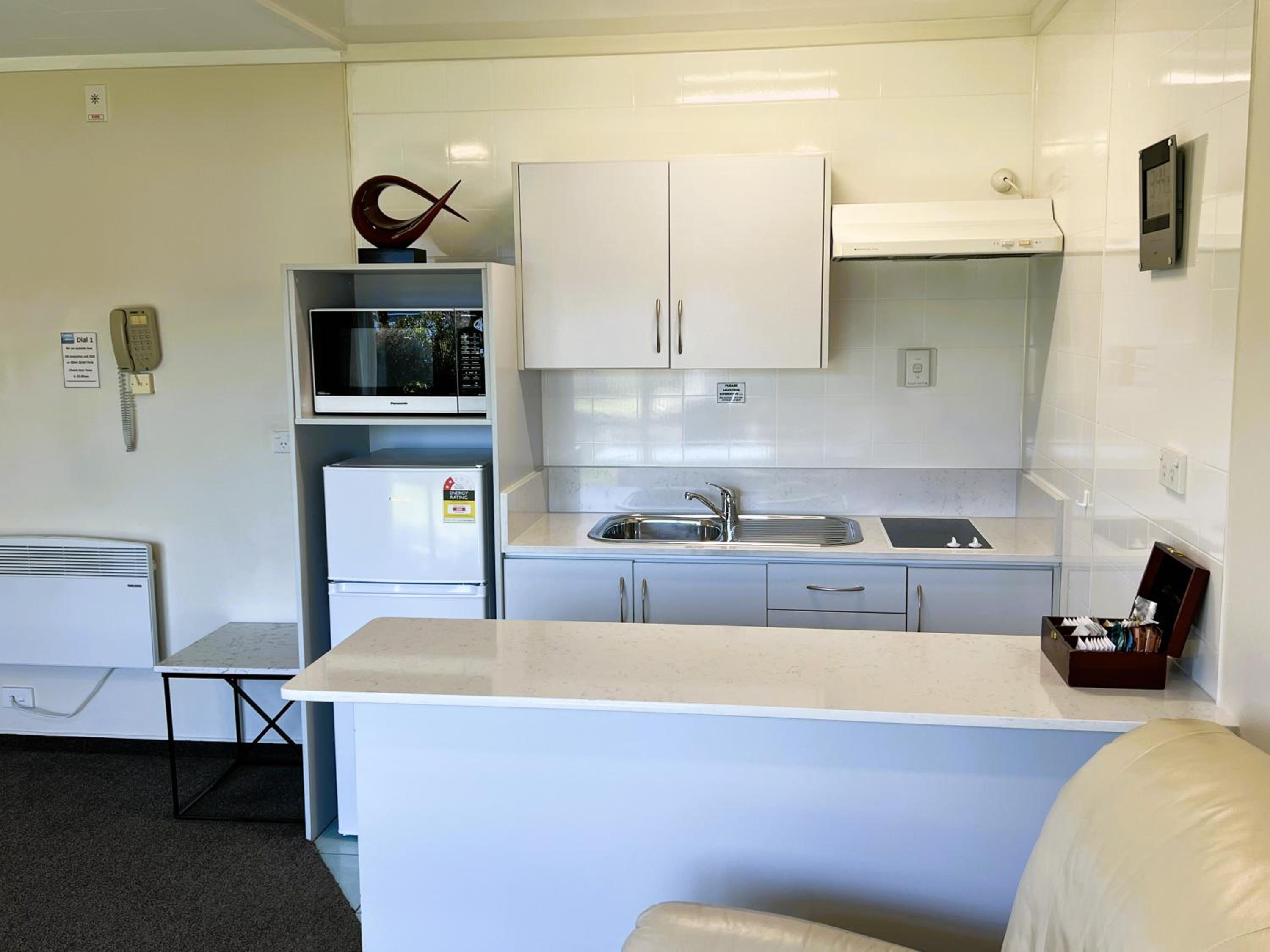 King One-Bedroom Apartment - Upstairs Lakeview photo 2
