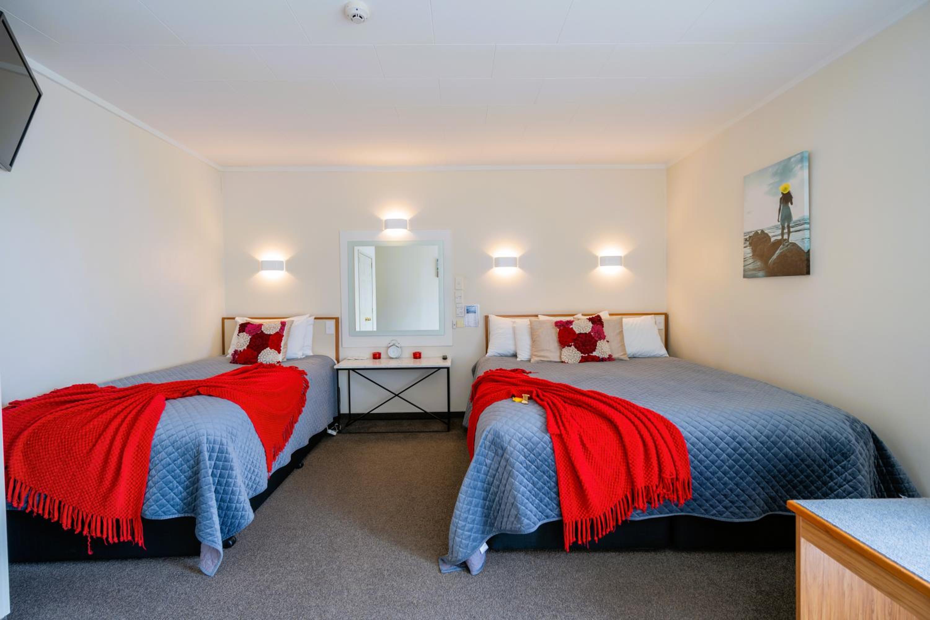 Queen One-Bedroom Apartment - Downstairs Lake & Garden View