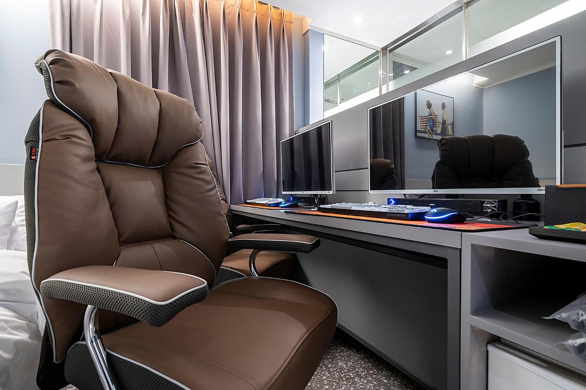 Deluxe Double Room with 2 Computers
