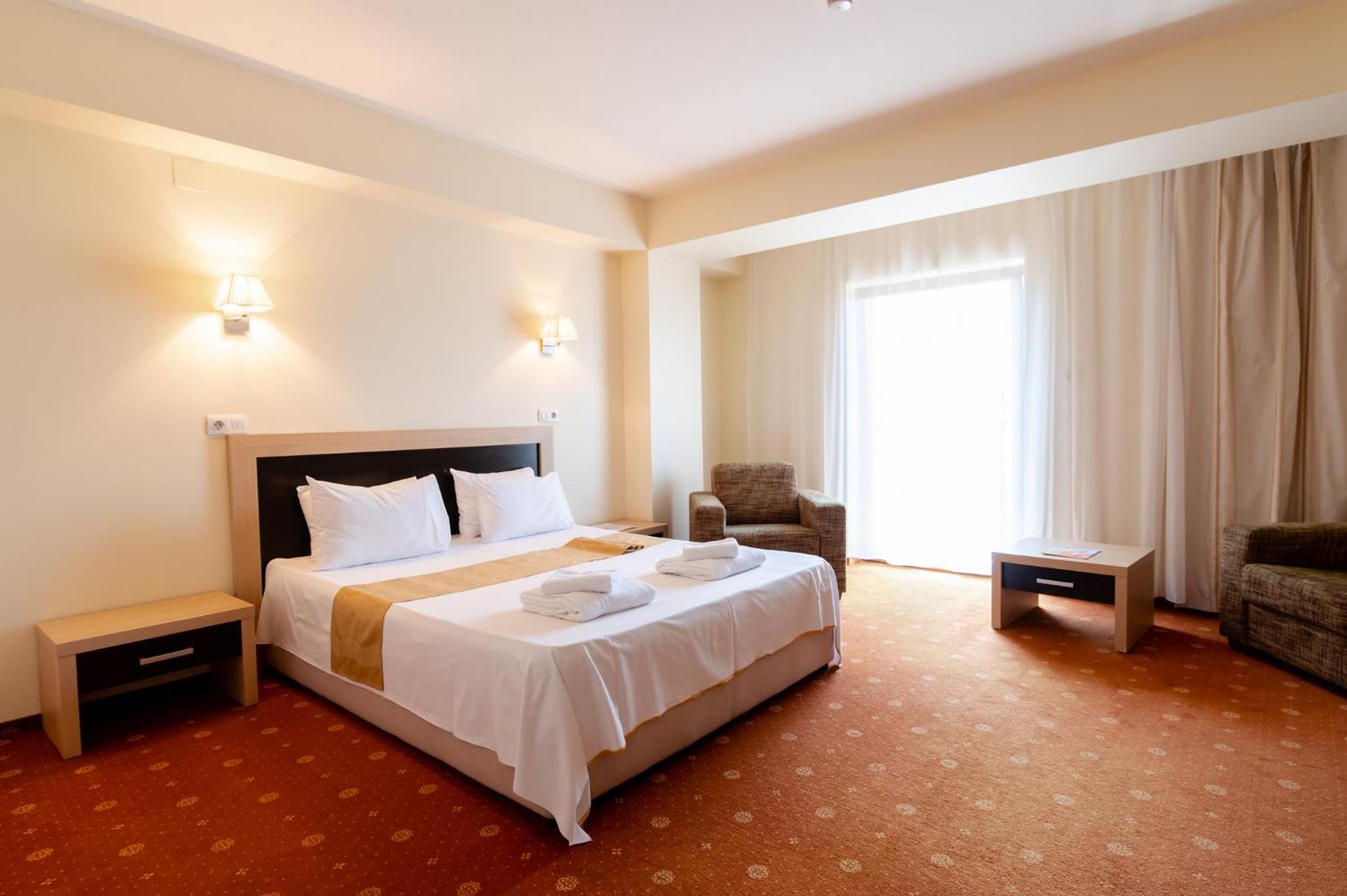 Business King Room with Balcony photo 3
