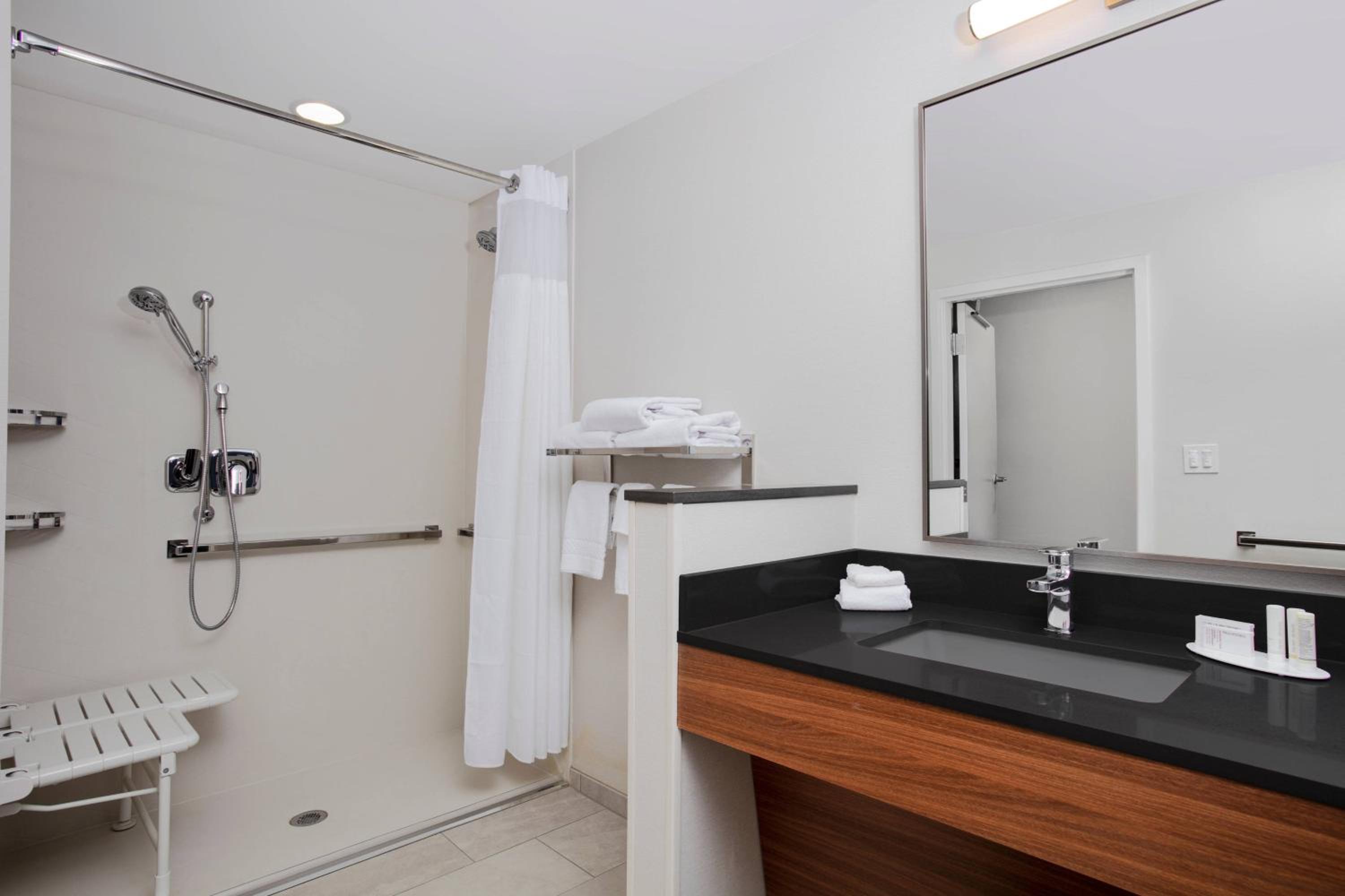 Executive King Suite with Sofa Bed - Photo 4