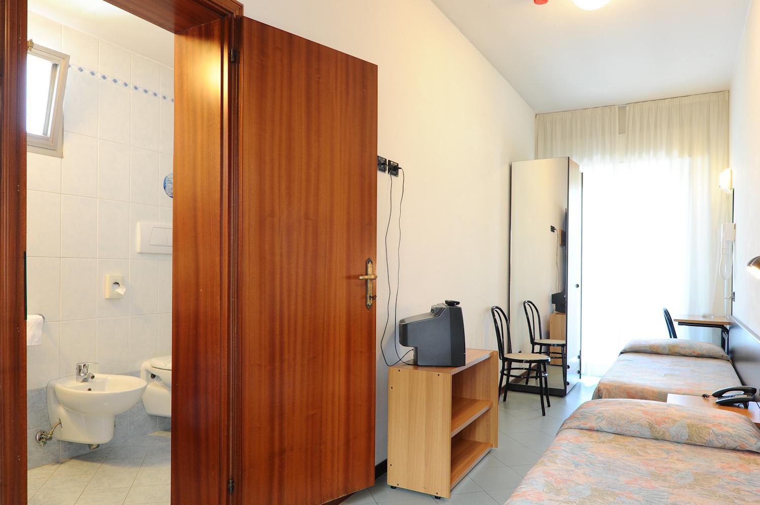 Economy Twin Room - Photo 4