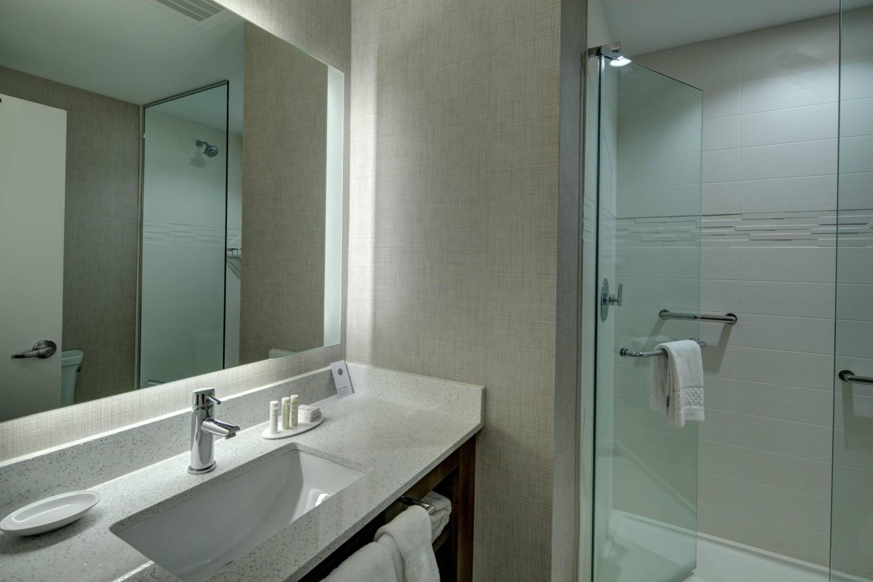 One-Bedroom Suite, 2 Queen, Sofa bed - Photo 5